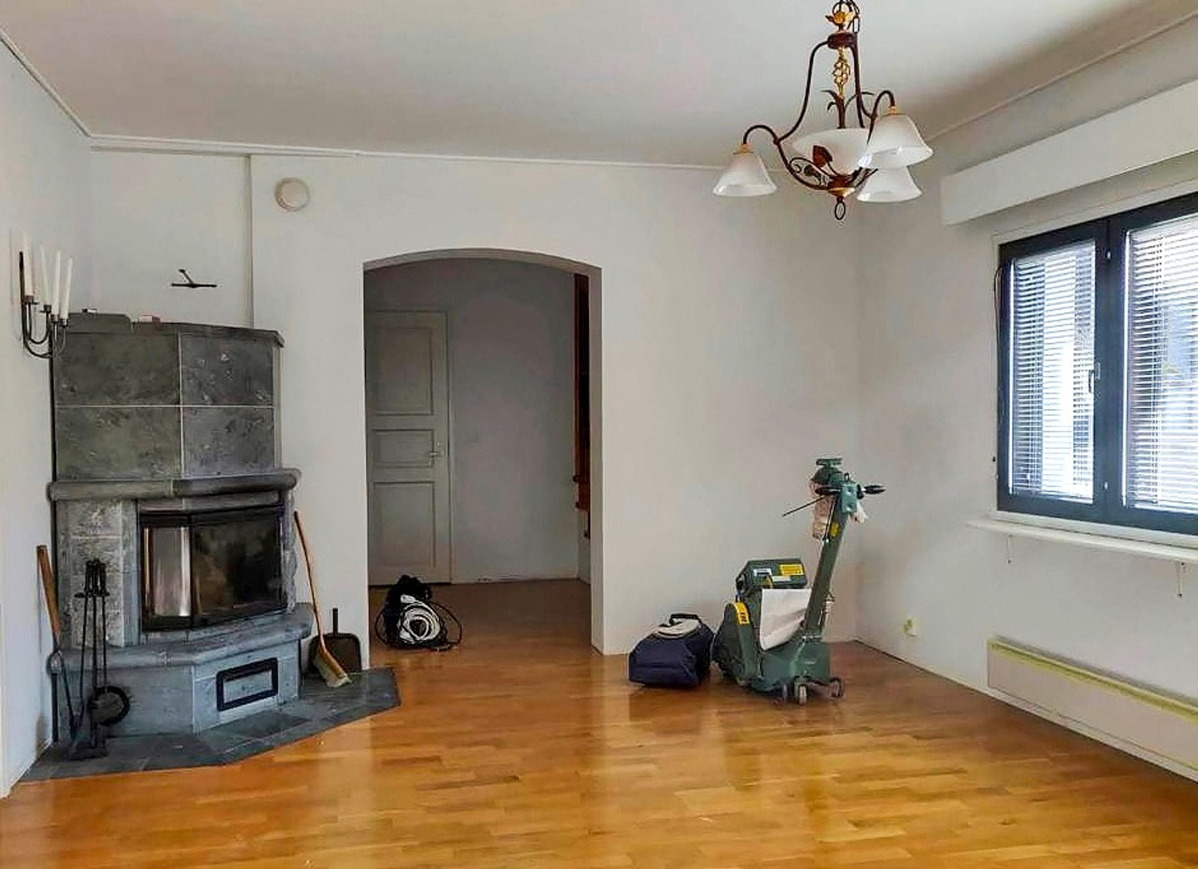 Olohuone ja vuolukivitakka ennen remonttia