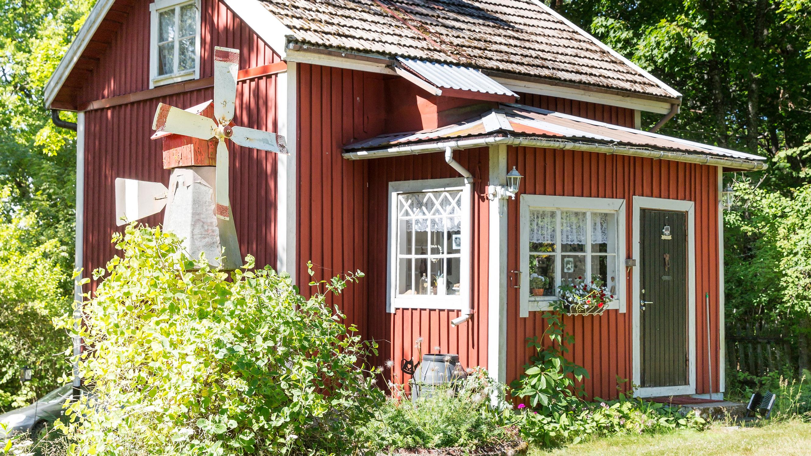 Millaista maalia puujulkisivuun, entä mitä sokkelin pintaan? 10 vinkkiä vanhan talon julkisivun raikastukseen