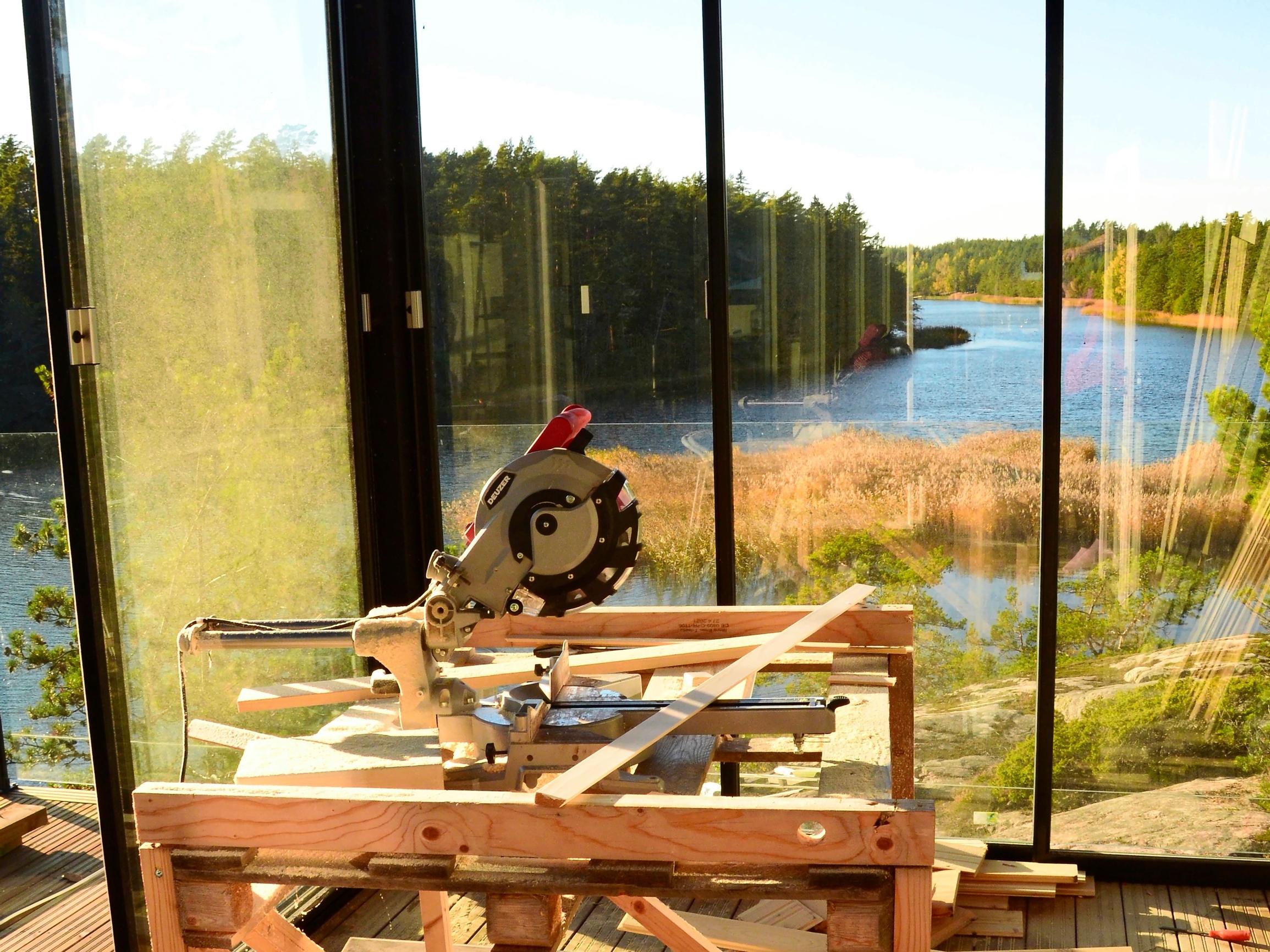 Hirsiseinät vaaleiksi lipeällä ja tonnien säästö lasikaiteissa – Markon saarimökkiprojektin loppusuoralla tuli eteen yllätyksiä