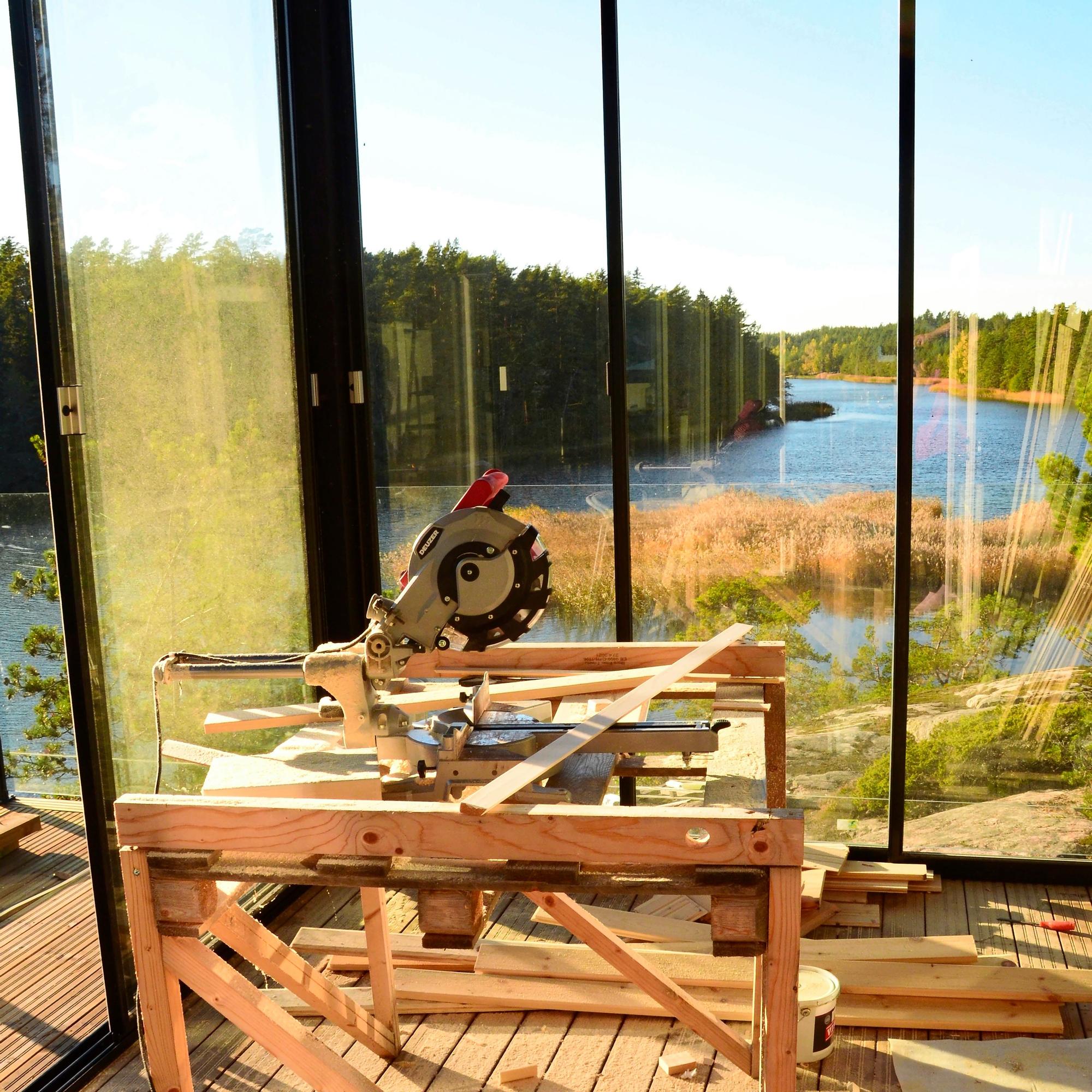 Hirsiseinät vaaleiksi lipeällä ja tonnien säästö lasikaiteissa – Markon saarimökkiprojektin loppusuoralla tuli eteen yllätyksiä