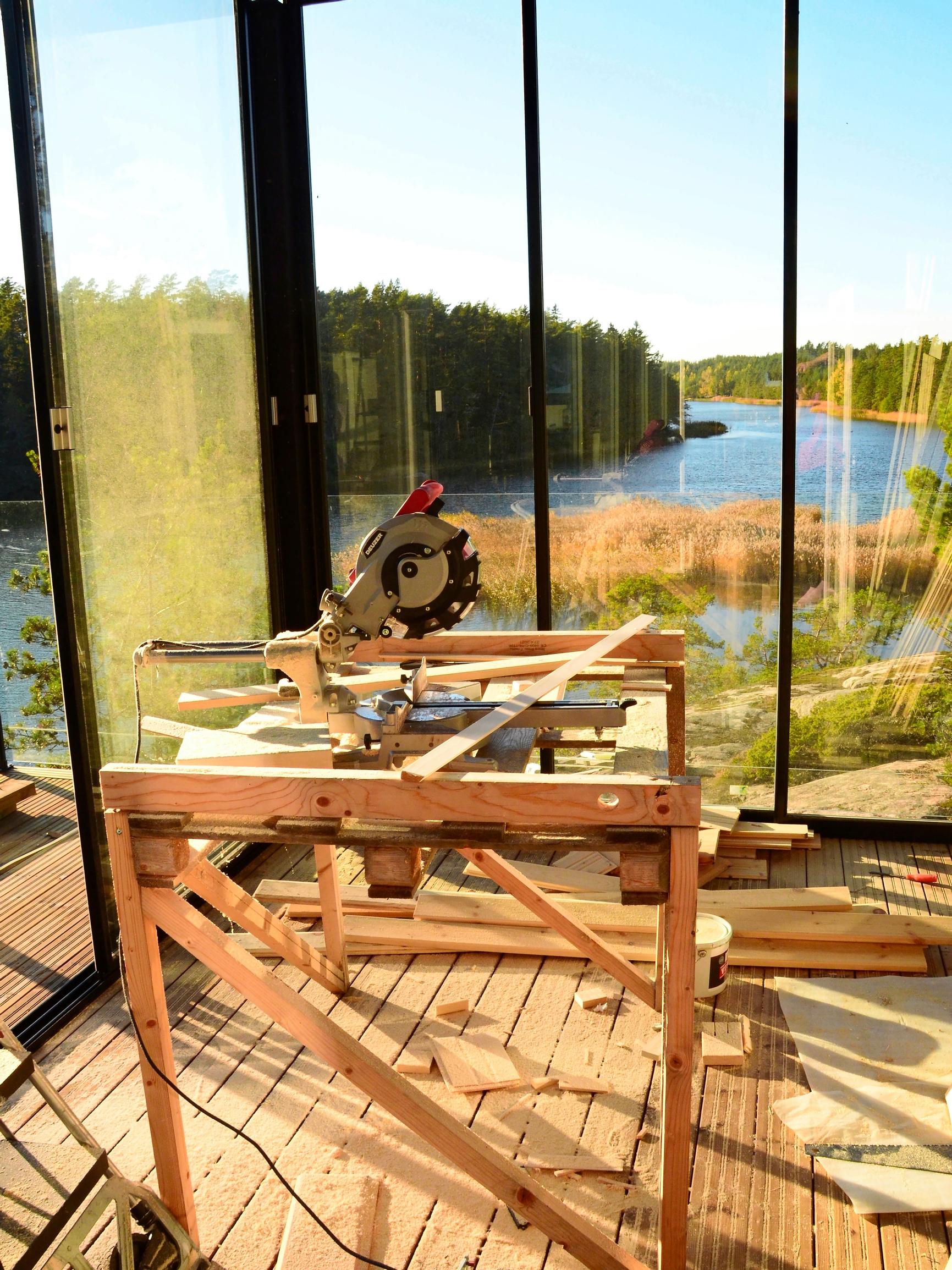 Hirsiseinät vaaleiksi lipeällä ja tonnien säästö lasikaiteissa – Markon saarimökkiprojektin loppusuoralla tuli eteen yllätyksiä