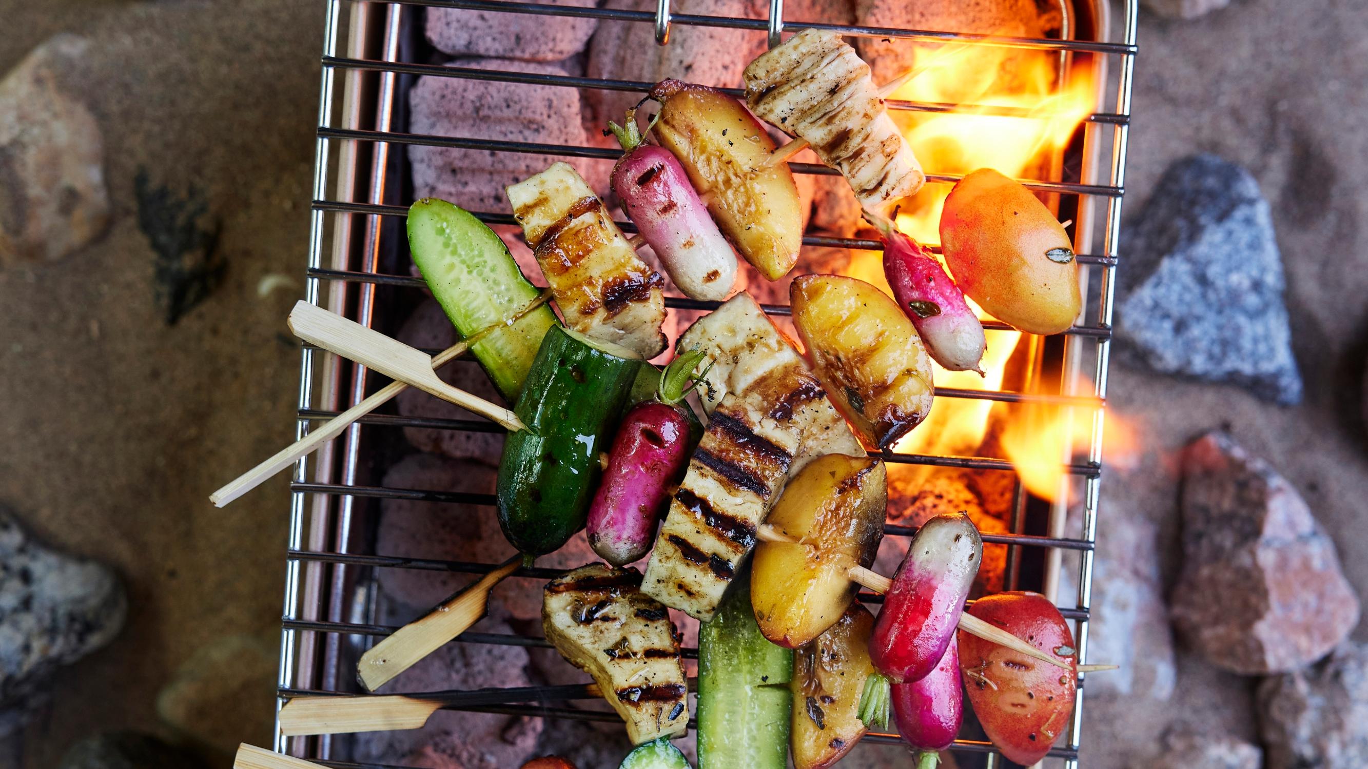Halloumi-kasvisvartaat – juuri muuta ei tarvita, kun grillivartaissa kohtaavat suolainen halloumi, makea persikka ja rapea retiisi