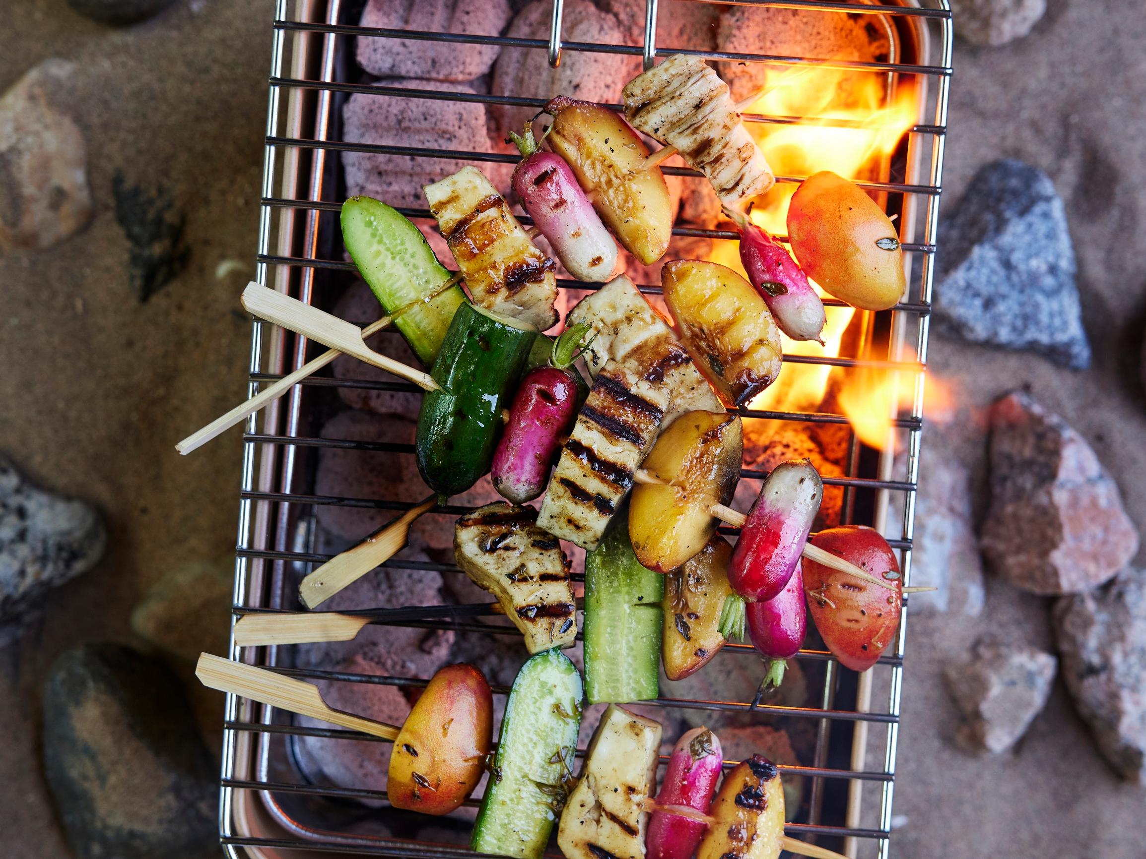 Halloumi-kasvisvartaat – juuri muuta ei tarvita, kun grillivartaissa kohtaavat suolainen halloumi, makea persikka ja rapea retiisi