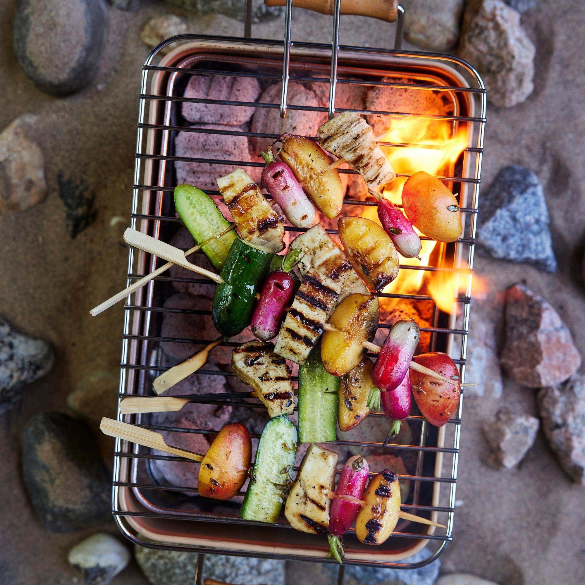 Halloumi-kasvisvartaat – juuri muuta ei tarvita, kun grillivartaissa kohtaavat suolainen halloumi, makea persikka ja rapea retiisi