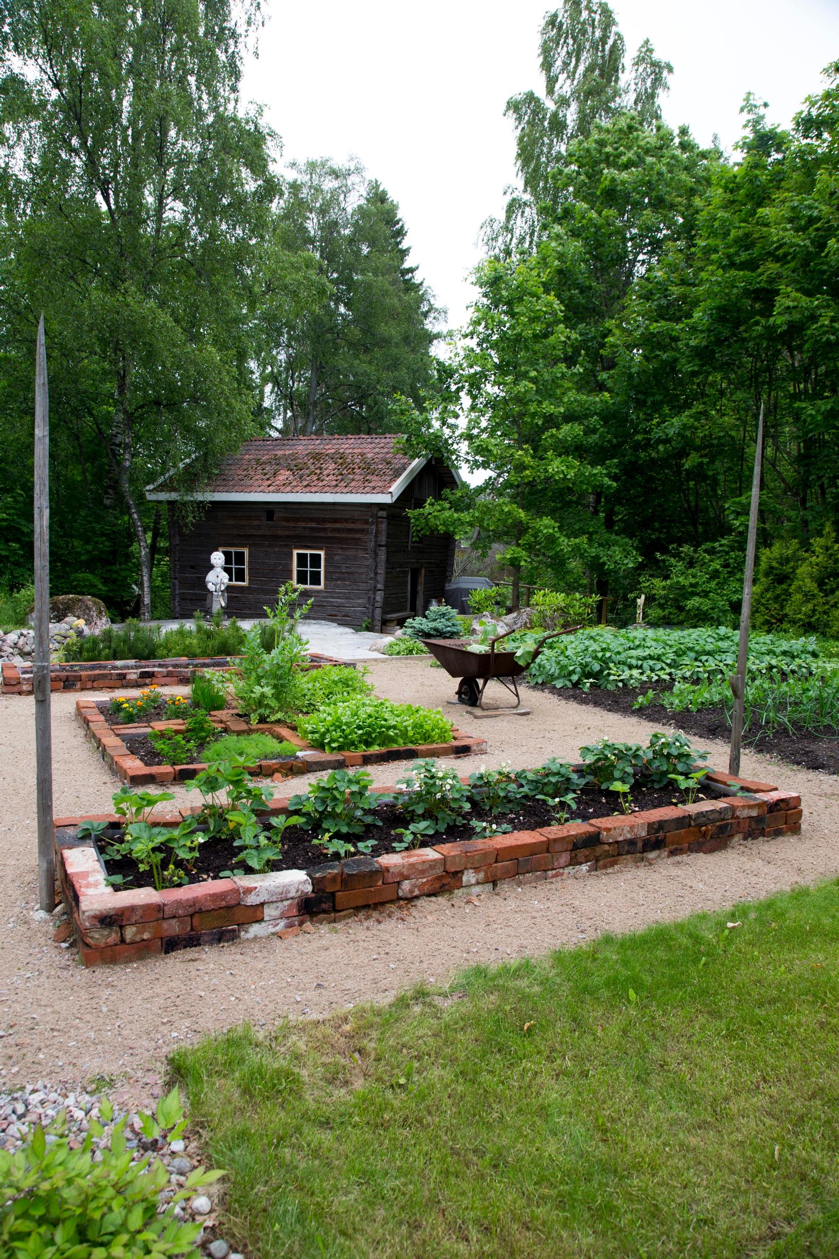 Kauneimmat kasvimaat, tiilillä reunustetut kasvatuslaatikot