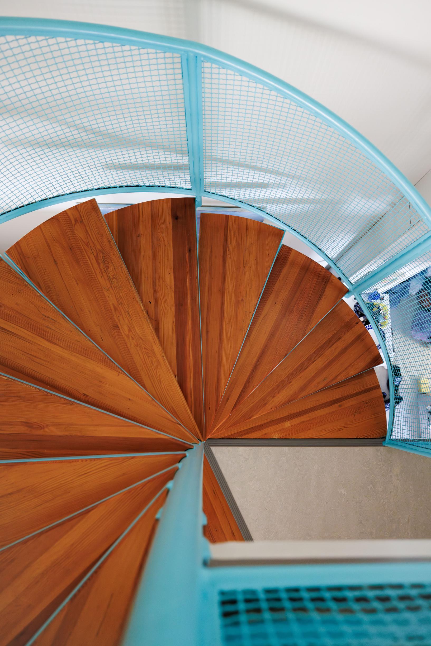 kierreportaat, joissa on turkoosi kaide