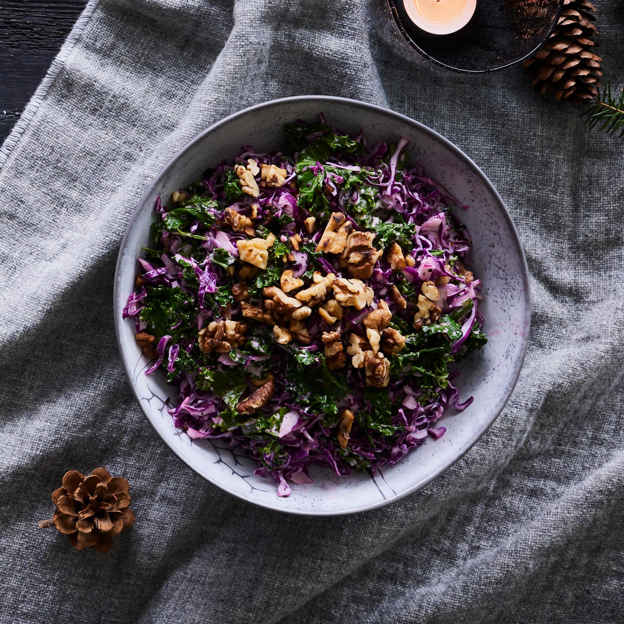 Joulucoleslaw – suosikkisalaatin värikäs versio valmistuu lehti- ja punakaalista