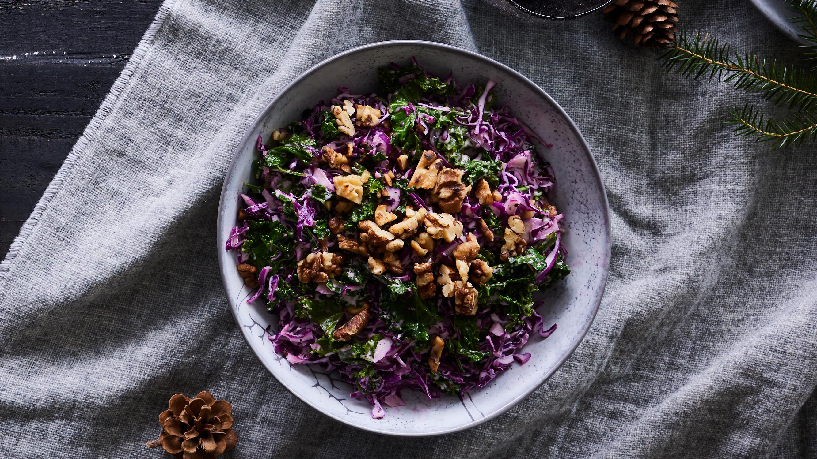 Joulucoleslaw – suosikkisalaatin värikäs versio valmistuu lehti- ja punakaalista