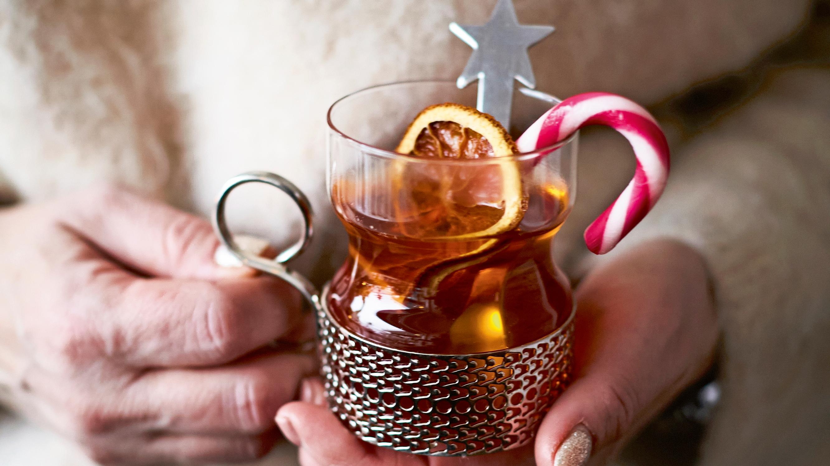 Tsaikka-lasit kuuluvat jokaiseen jouluun, mutta mitä tekemistä vetoketjutehtailijalla on glögilasien klassikon kanssa?