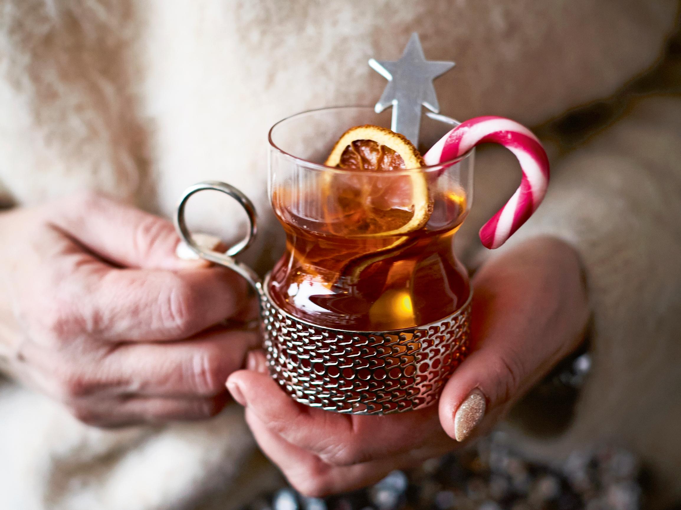 Tsaikka-lasit kuuluvat jokaiseen jouluun, mutta mitä tekemistä vetoketjutehtailijalla on glögilasien klassikon kanssa?