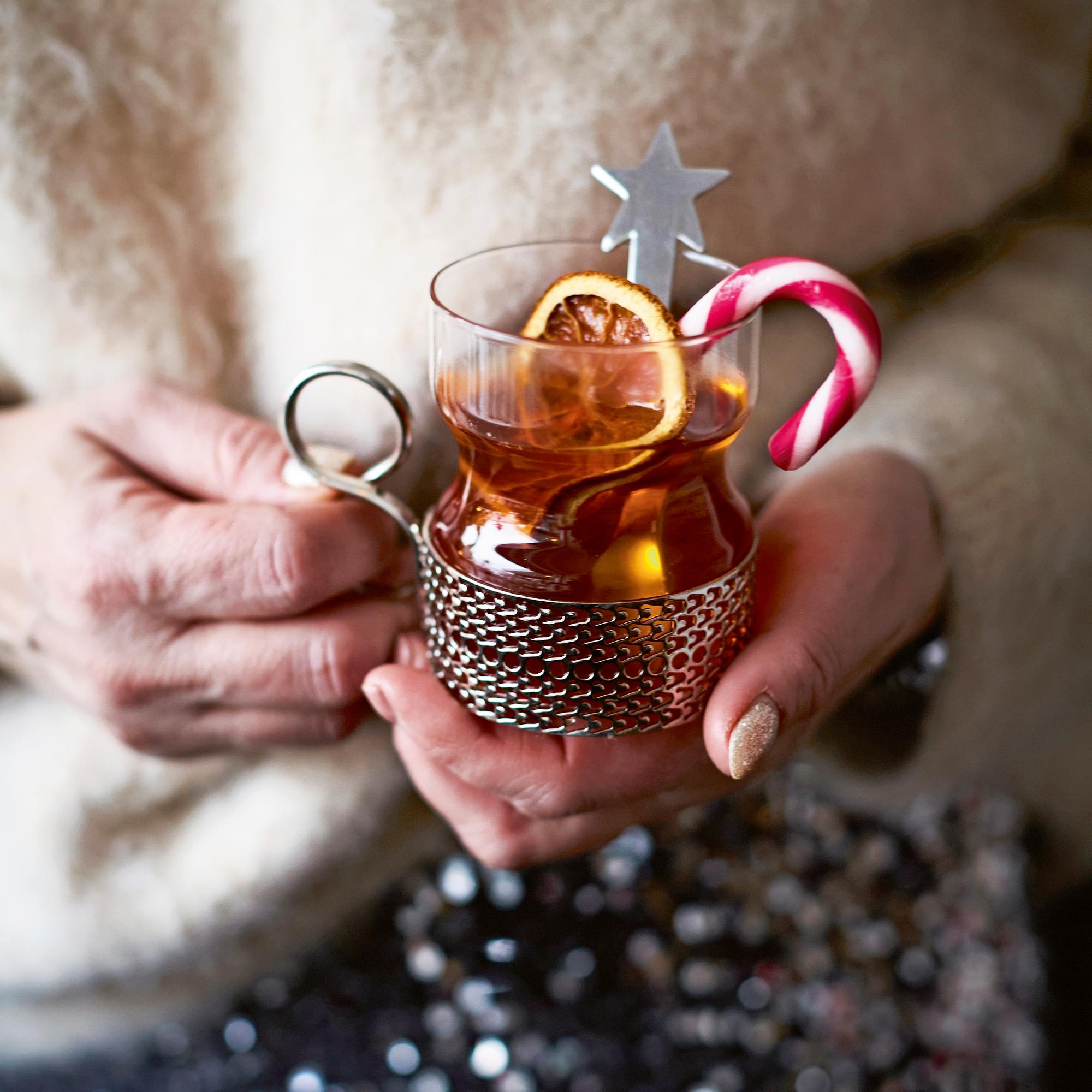 Tsaikka-lasit kuuluvat jokaiseen jouluun, mutta mitä tekemistä vetoketjutehtailijalla on glögilasien klassikon kanssa?