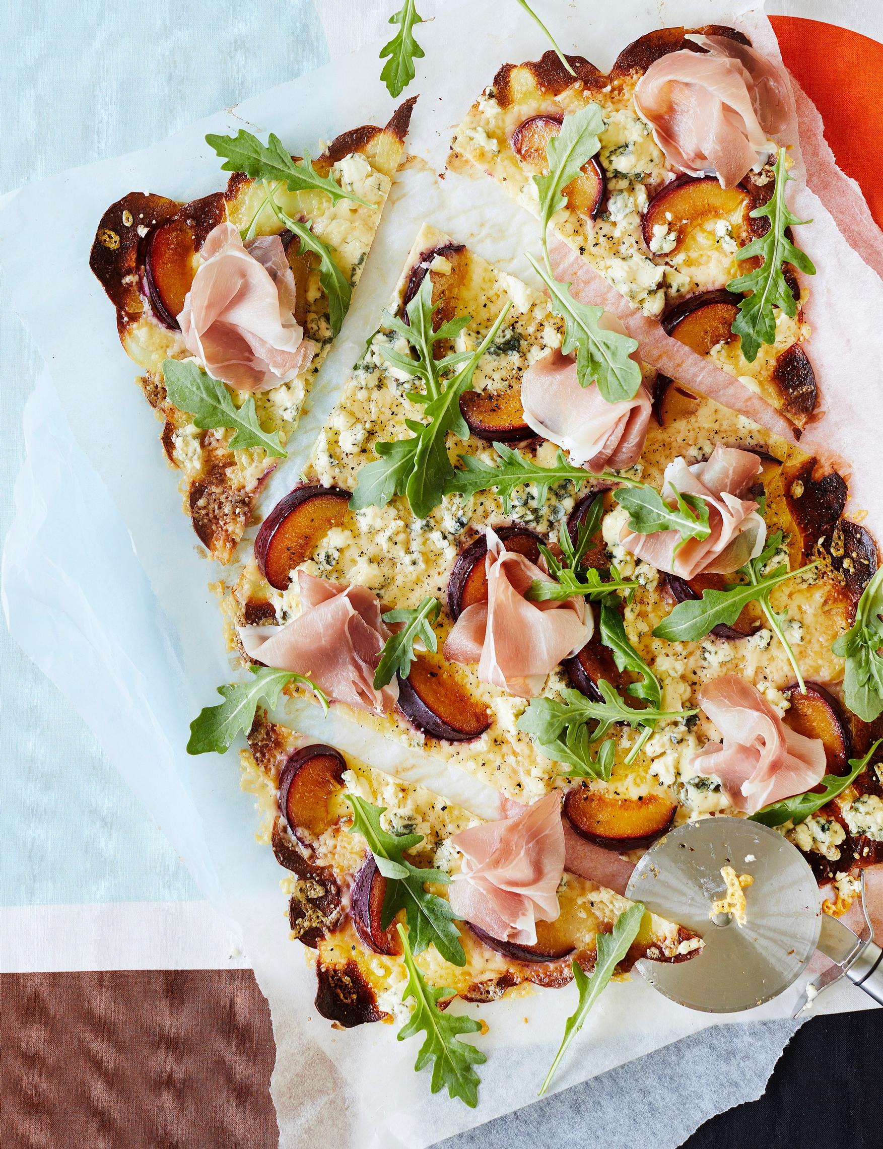 perunapohjainen kinkkupizza.