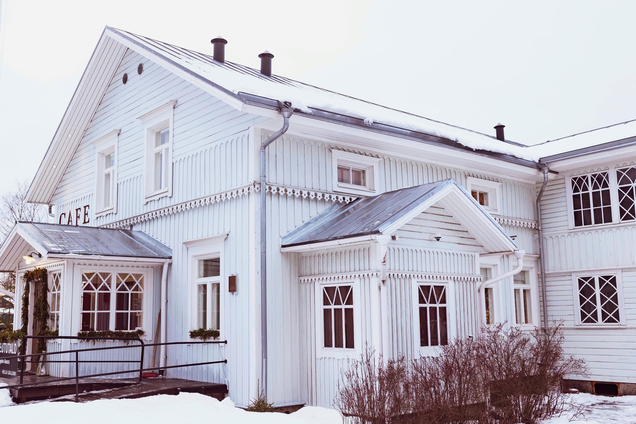 Valkoinen puu -kahvila ulkoa päin