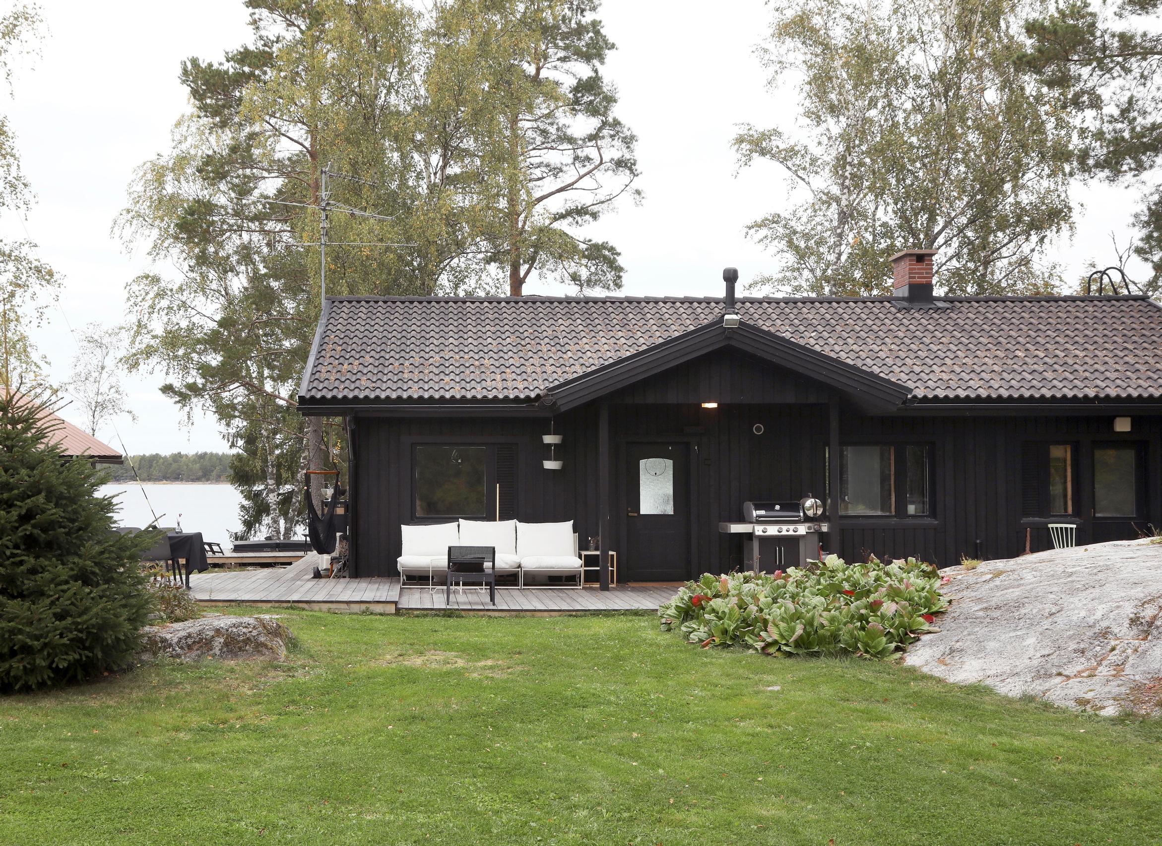 Mustaksi maalattu omakotitalo