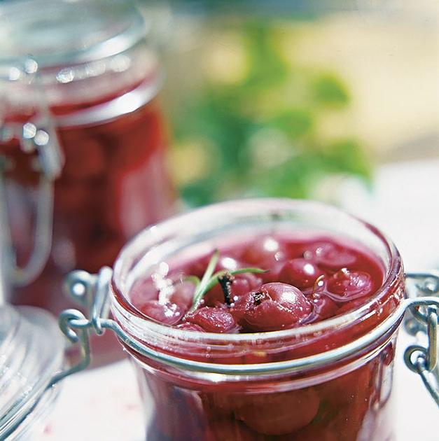 Маринованные огурцы с красной смородиной. Помидоры со смородиной на зиму. Помидоры с красной смородиной. Конфитюр "красная смородина". Маринованная свекла.
