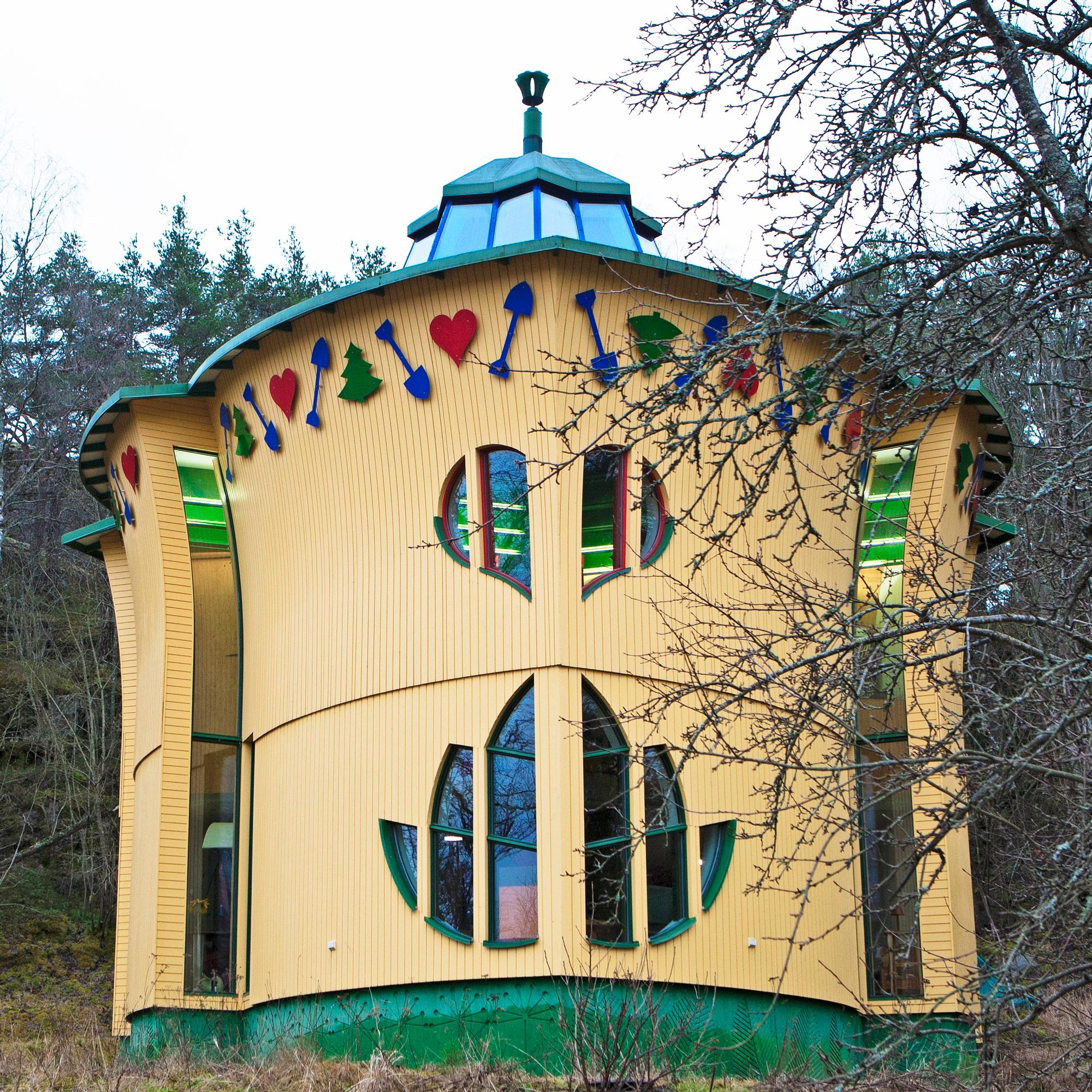 Lehden muotoinen talo on taiteilijaperheen surrealistinen koti – ”Jos jokin on jonkun mielestä hullua, me olemme intona siitä”