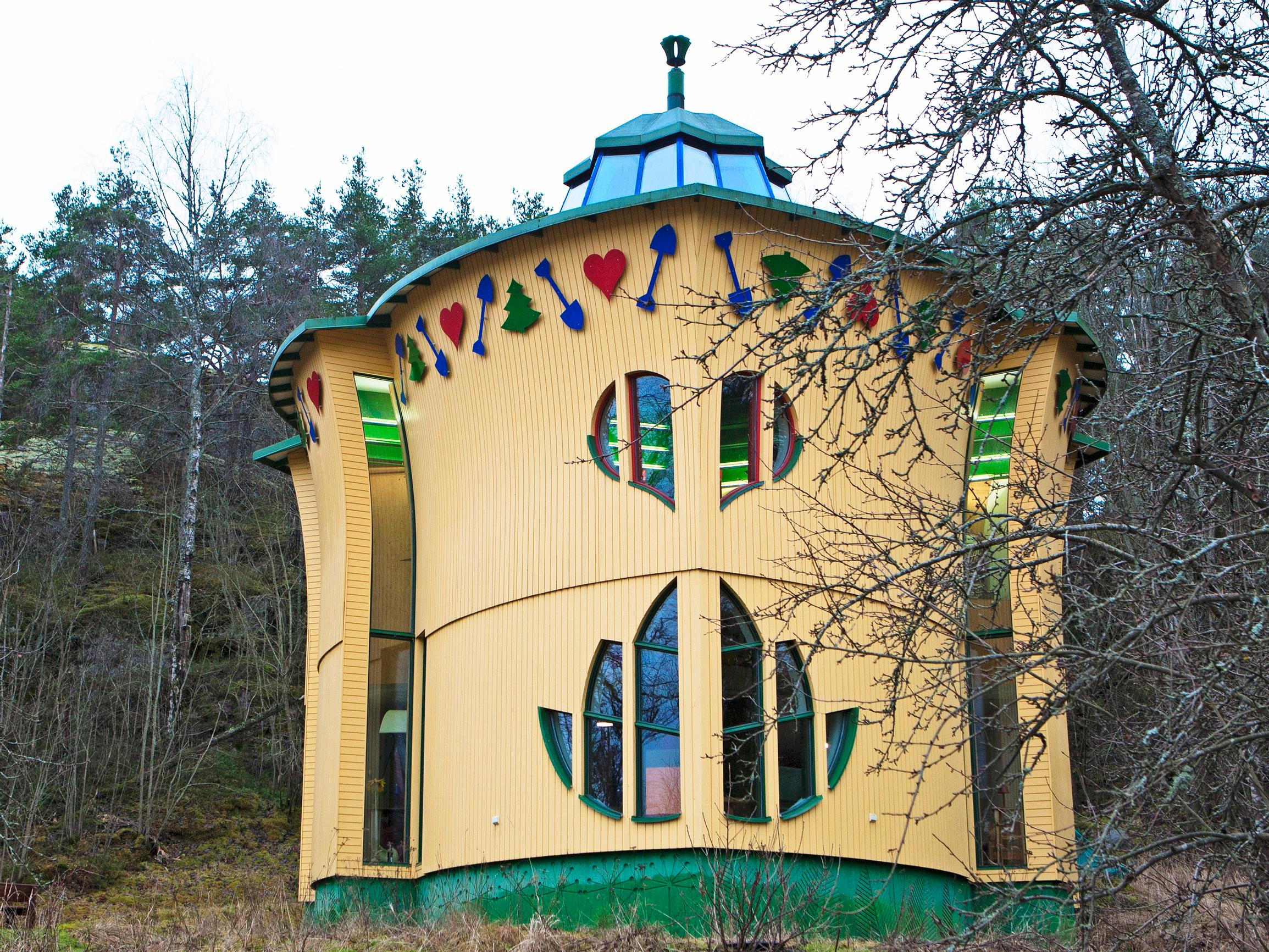 Lehden muotoinen talo on taiteilijaperheen surrealistinen koti – ”Jos jokin on jonkun mielestä hullua, me olemme intona siitä”