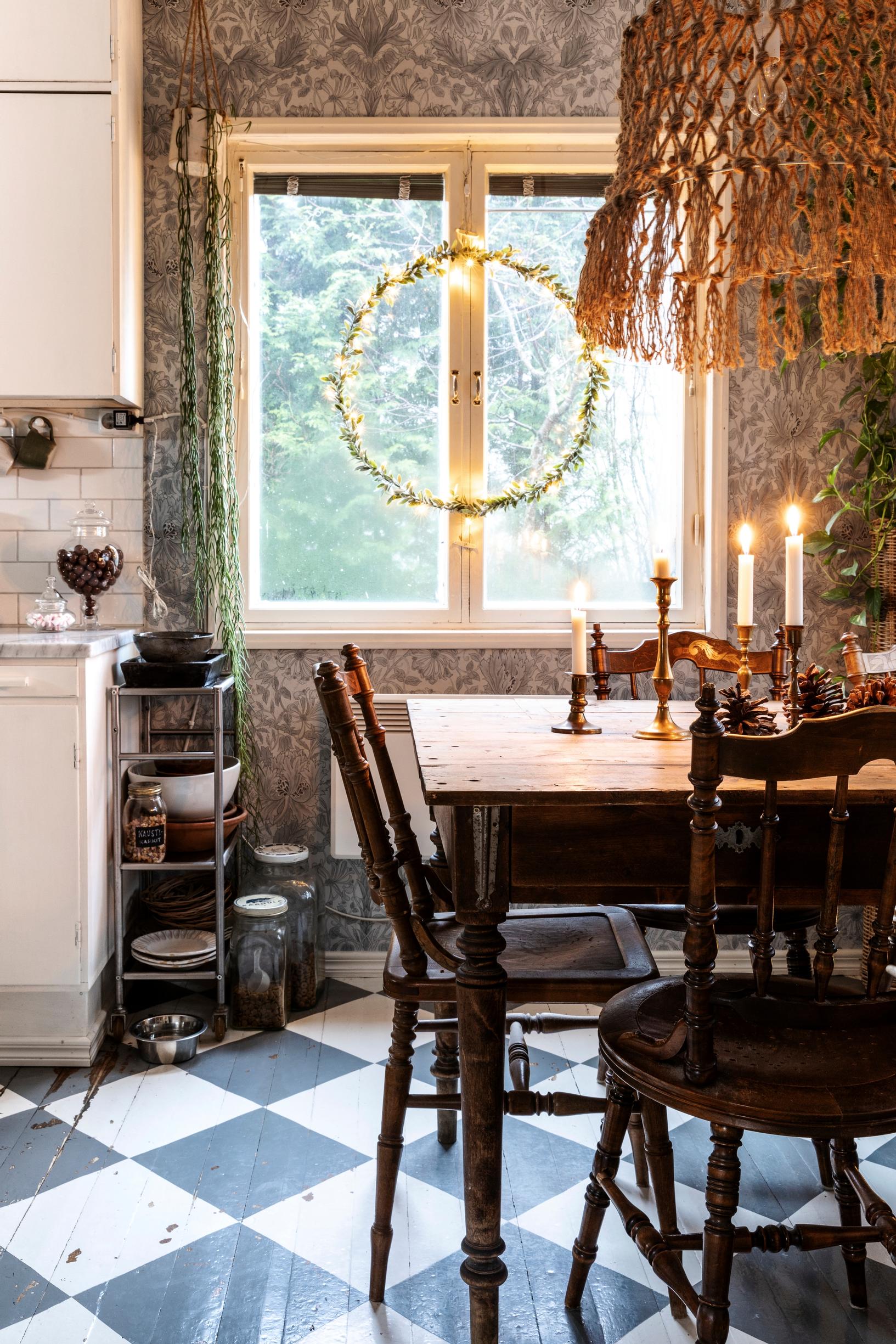 Keittiötä koristavat shakkiruutulattia ja suuri kranssi ikkunalla