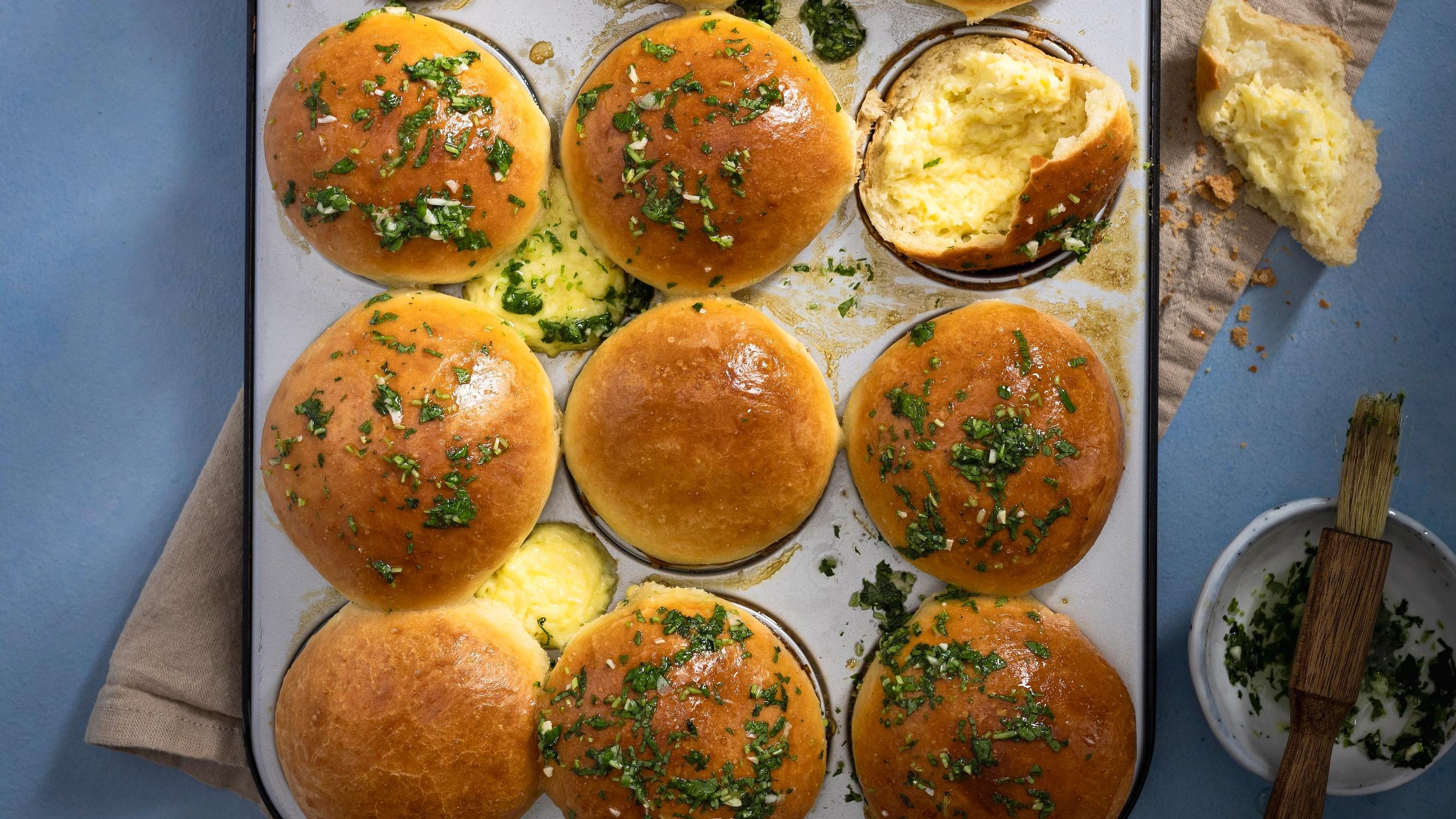 Hatsapurimuffinit ovat juustofanin muhkeat suolaiset lempparit! Voitele ihanalla valkosipuli-yrttiöljyllä