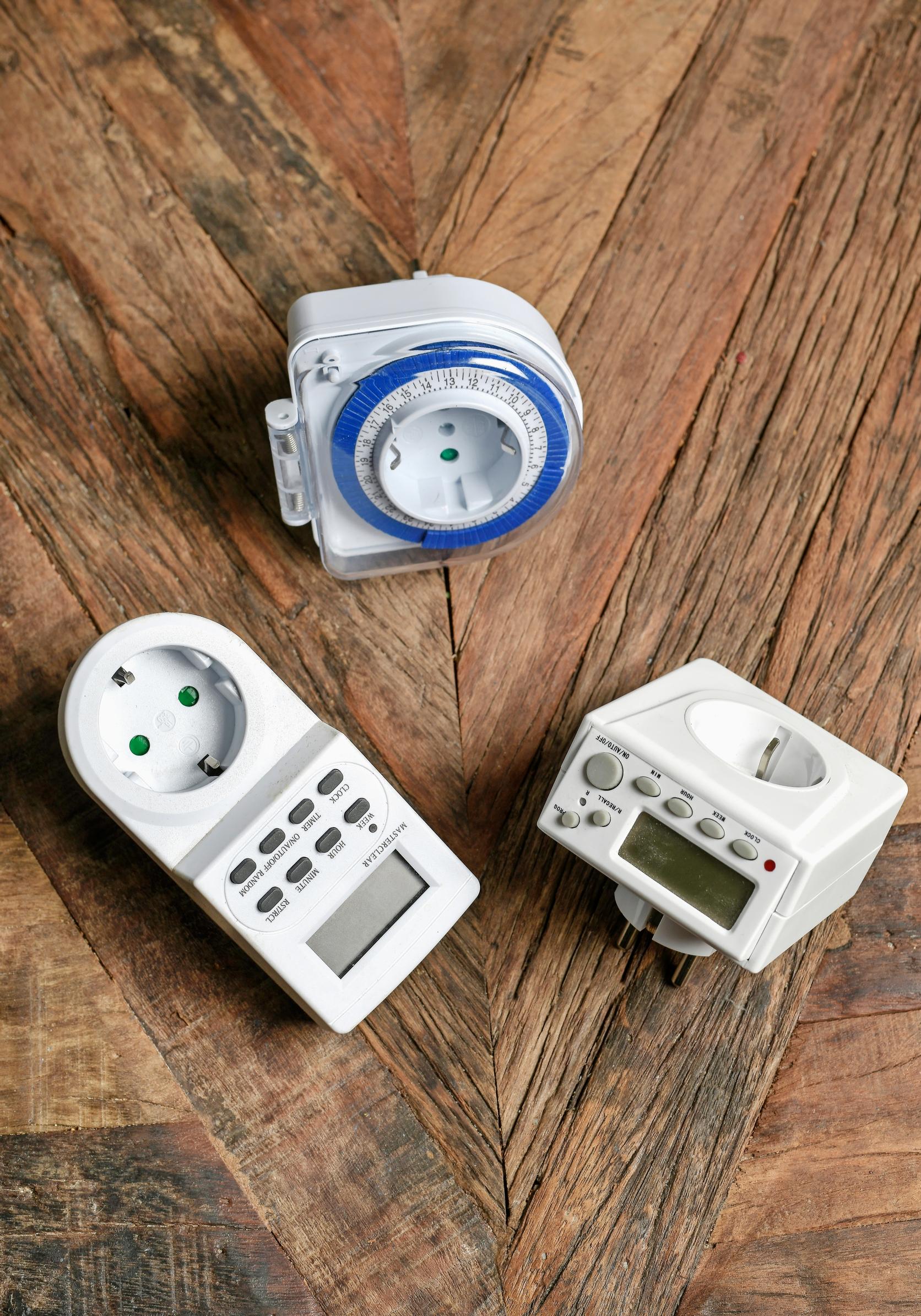 Ajastin helpottaa valojen käyttöä, säästää sähköä ja pidentää lamppujen käyttöikää. Ajastin voi olla mekaaninen tai digitaalinen.