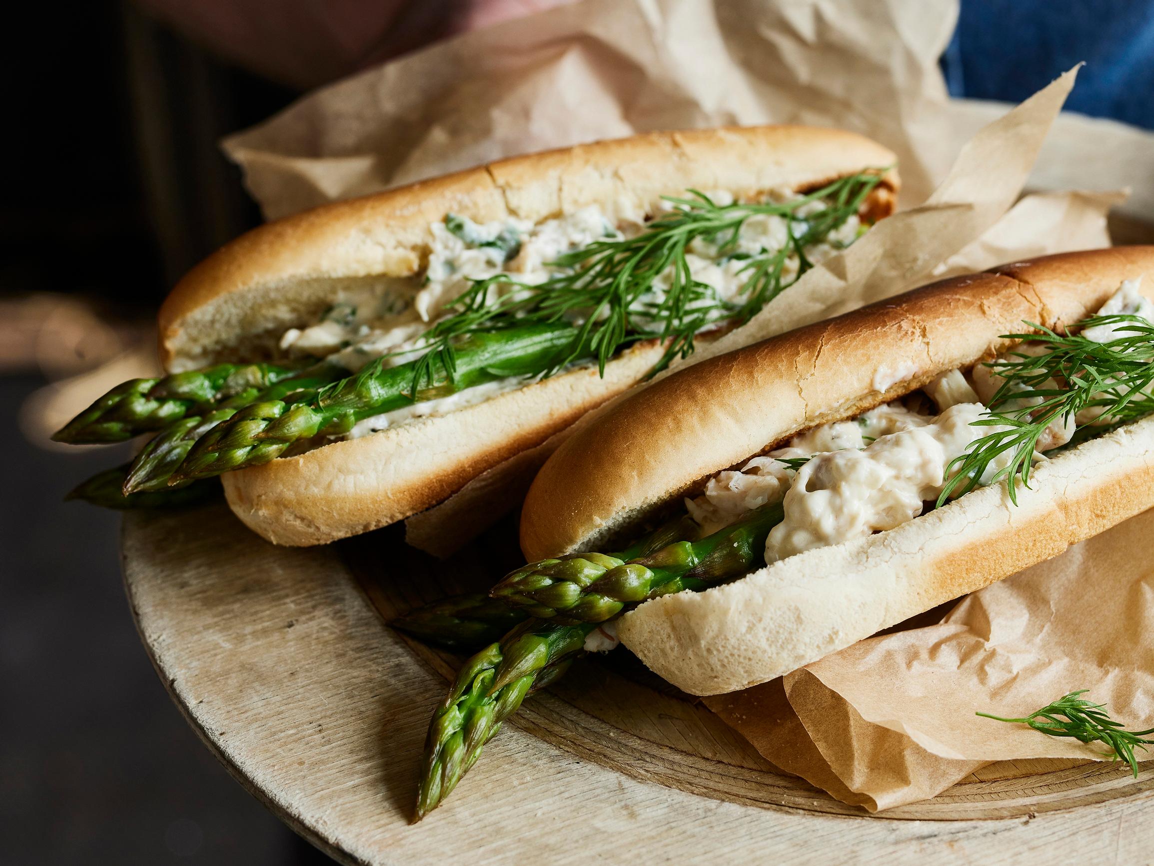 Lahnahodaria puraistuasi mökkirannan kalasaalis näyttäytyy aivan uudessa valossa – savulahnaskagen ja parsa ovat lyömätön yhdistelmä