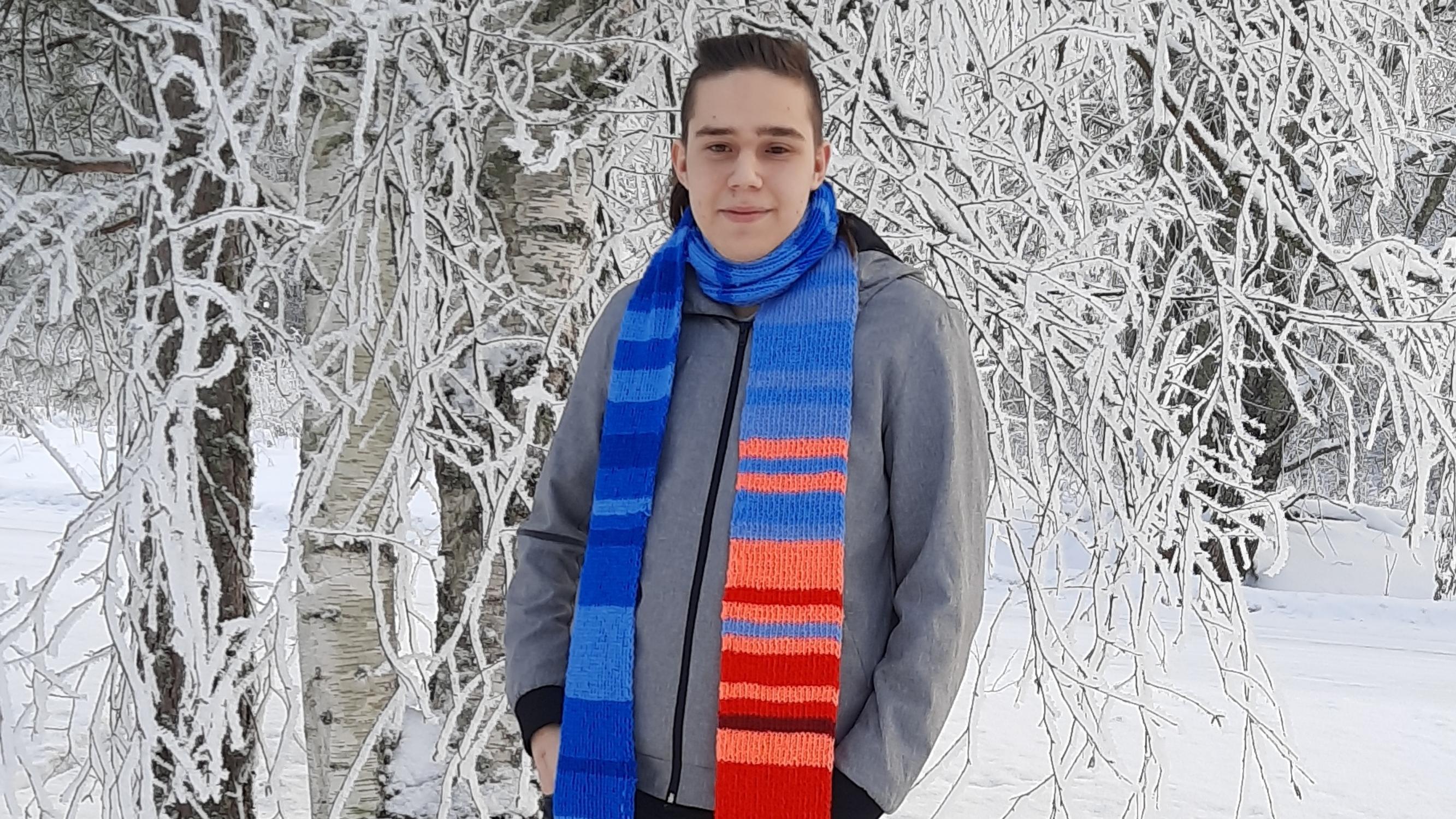 Atte, 17, neuloi ilmastokaulahuivin, jolla on tärkeä viesti – "Huivista näkee radikaalin muutoksen"