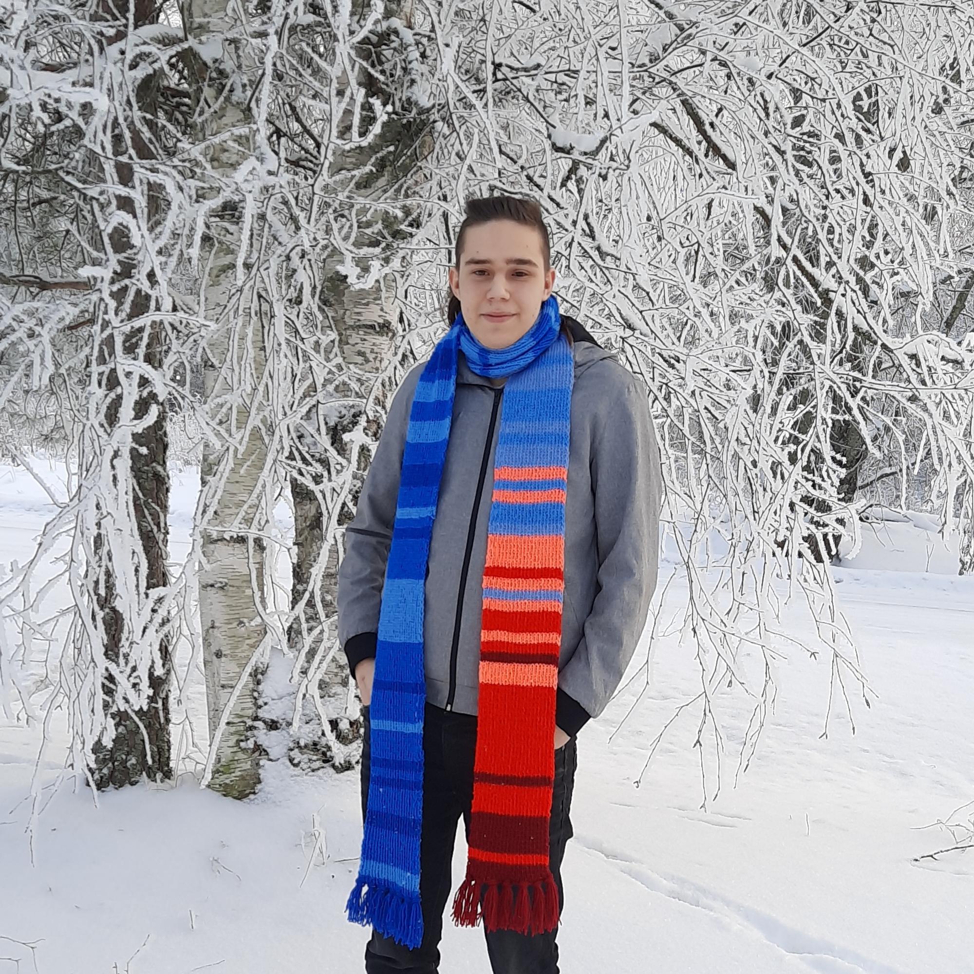 Atte, 17, neuloi ilmastokaulahuivin, jolla on tärkeä viesti – "Huivista näkee radikaalin muutoksen"