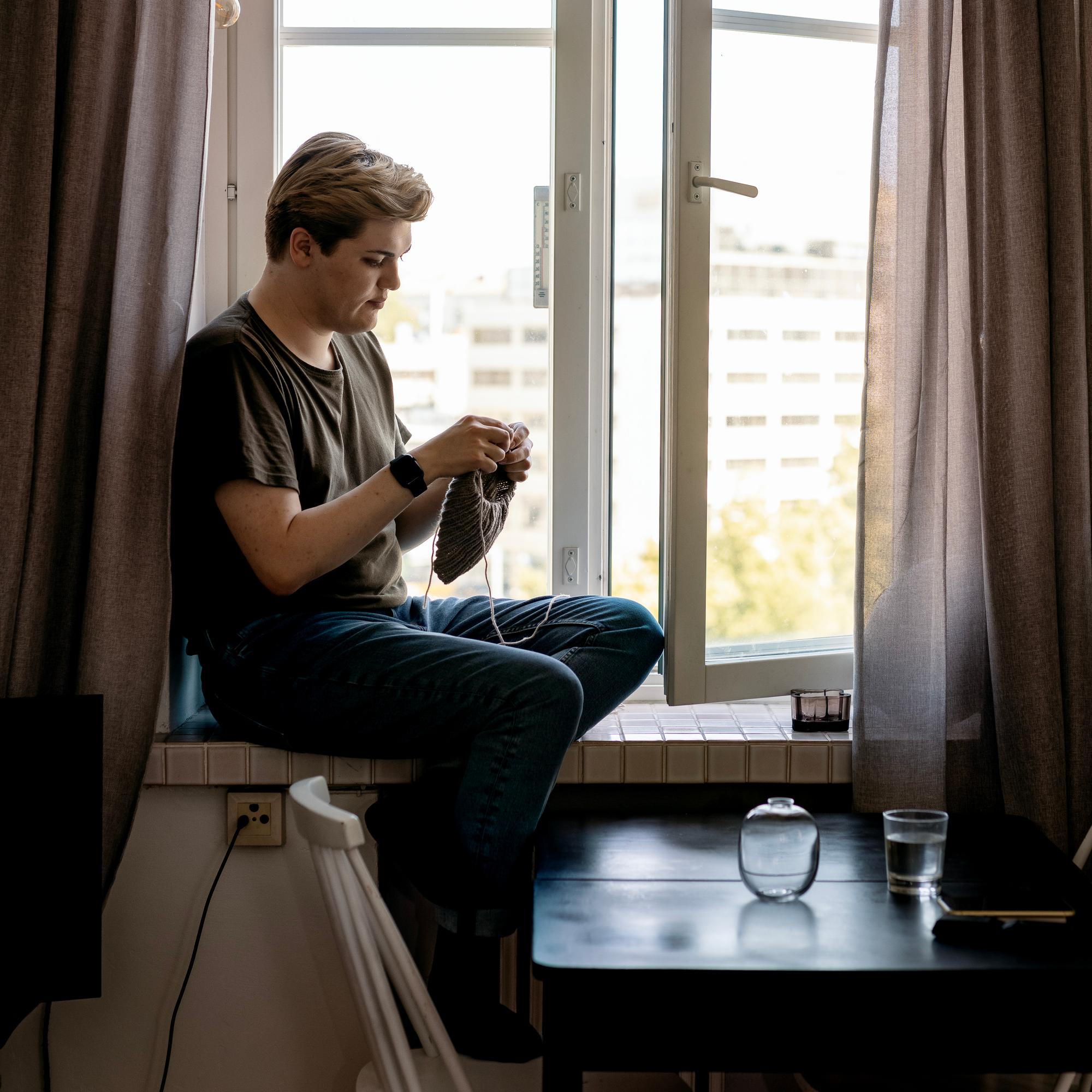 Joona Höri neuloo joka päivä, kiitos isoäidin esimerkin! ”Omilla käsillä voi saada aikaan mitä tahansa”