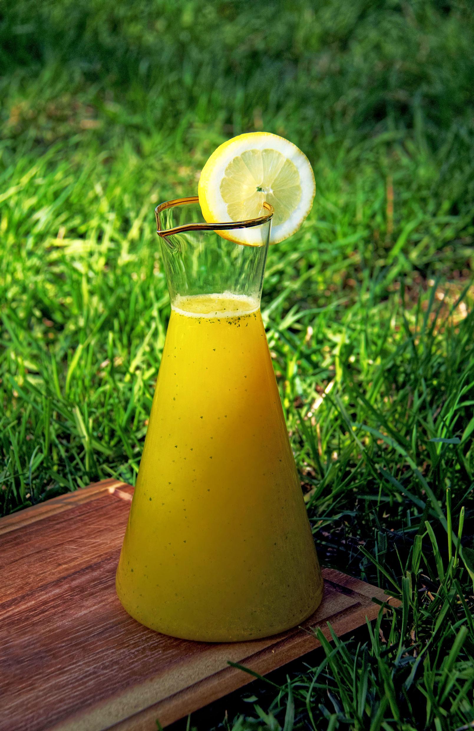 Keltainen ananasmocktail kannussa