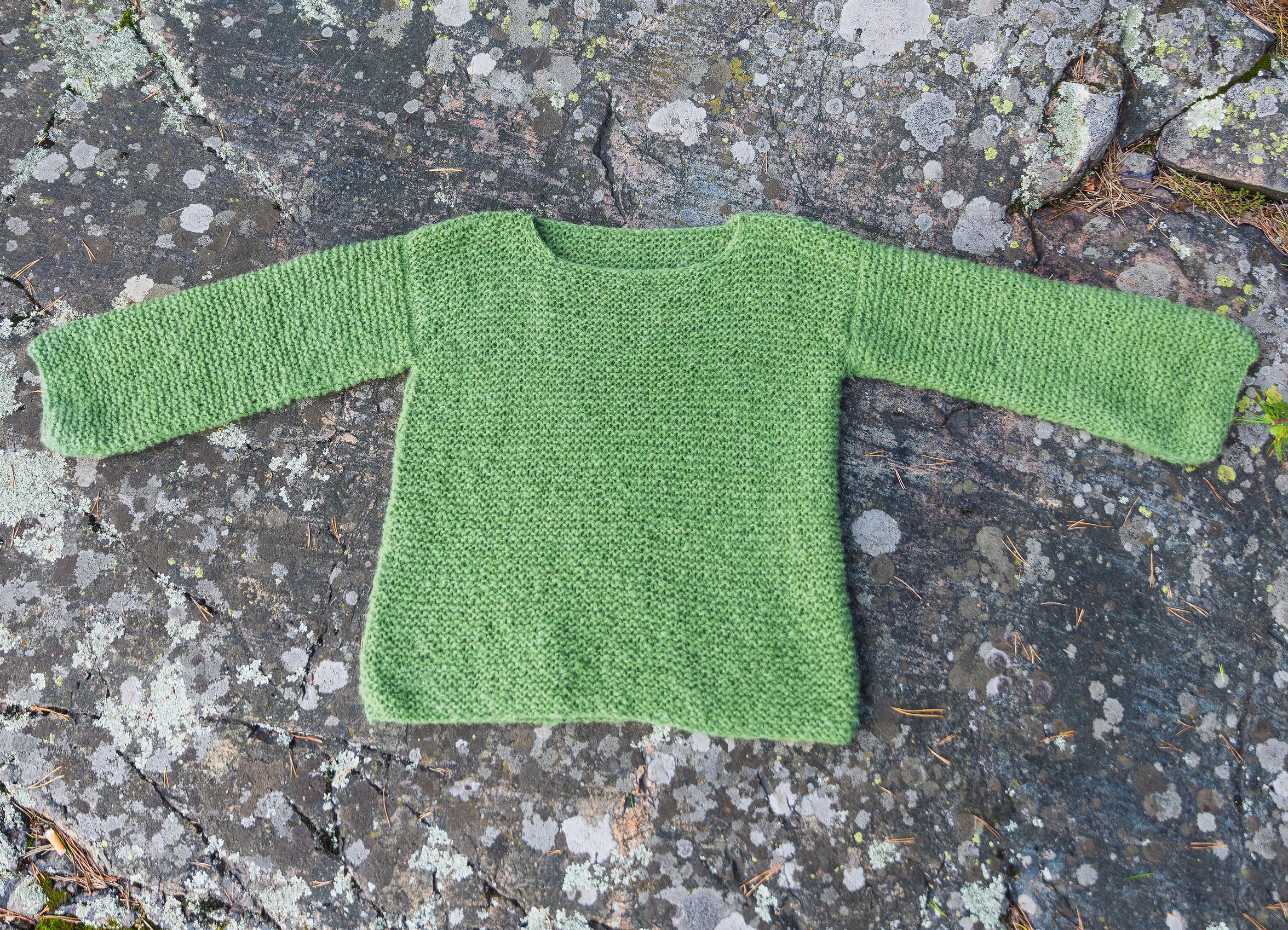Aina-neulepaita kuvattuna kalliolla
