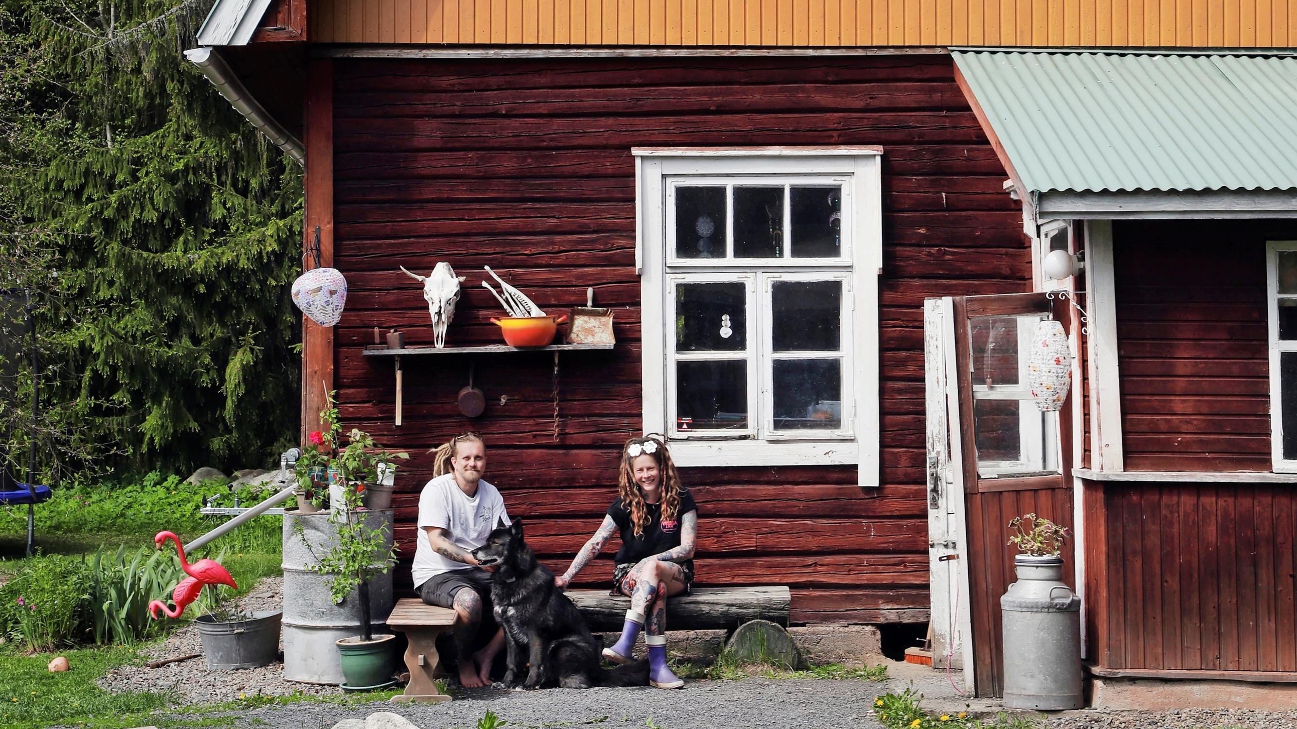 Reppureissaajapari hankki Suomen-kodiksi hirsitalon maalta: ”Saimme häälahjaksi kuivakäymälän”