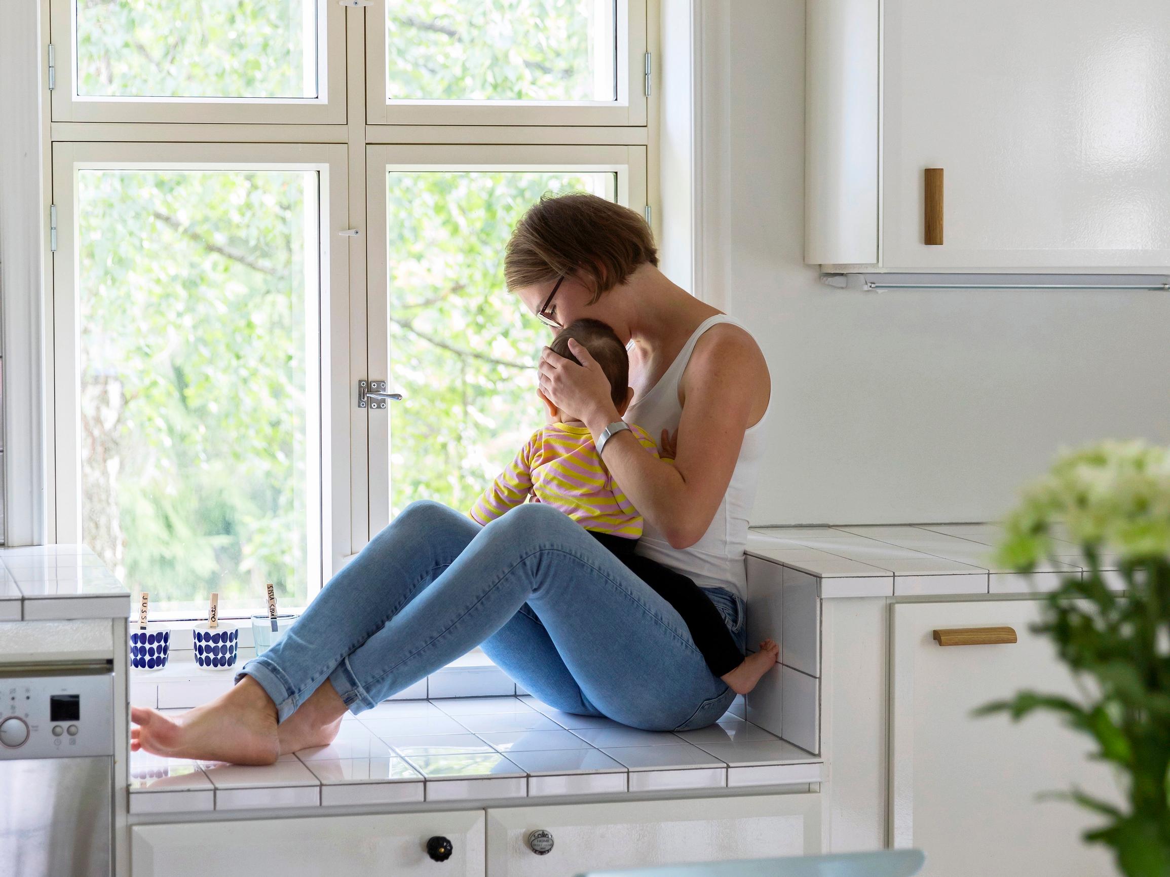 ”Välillä teki mieli hommata dynamiittia” – Outi sisusti 120-vuotiaasta talosta kotoisan pesän perheelleen ja sijoituslapsille