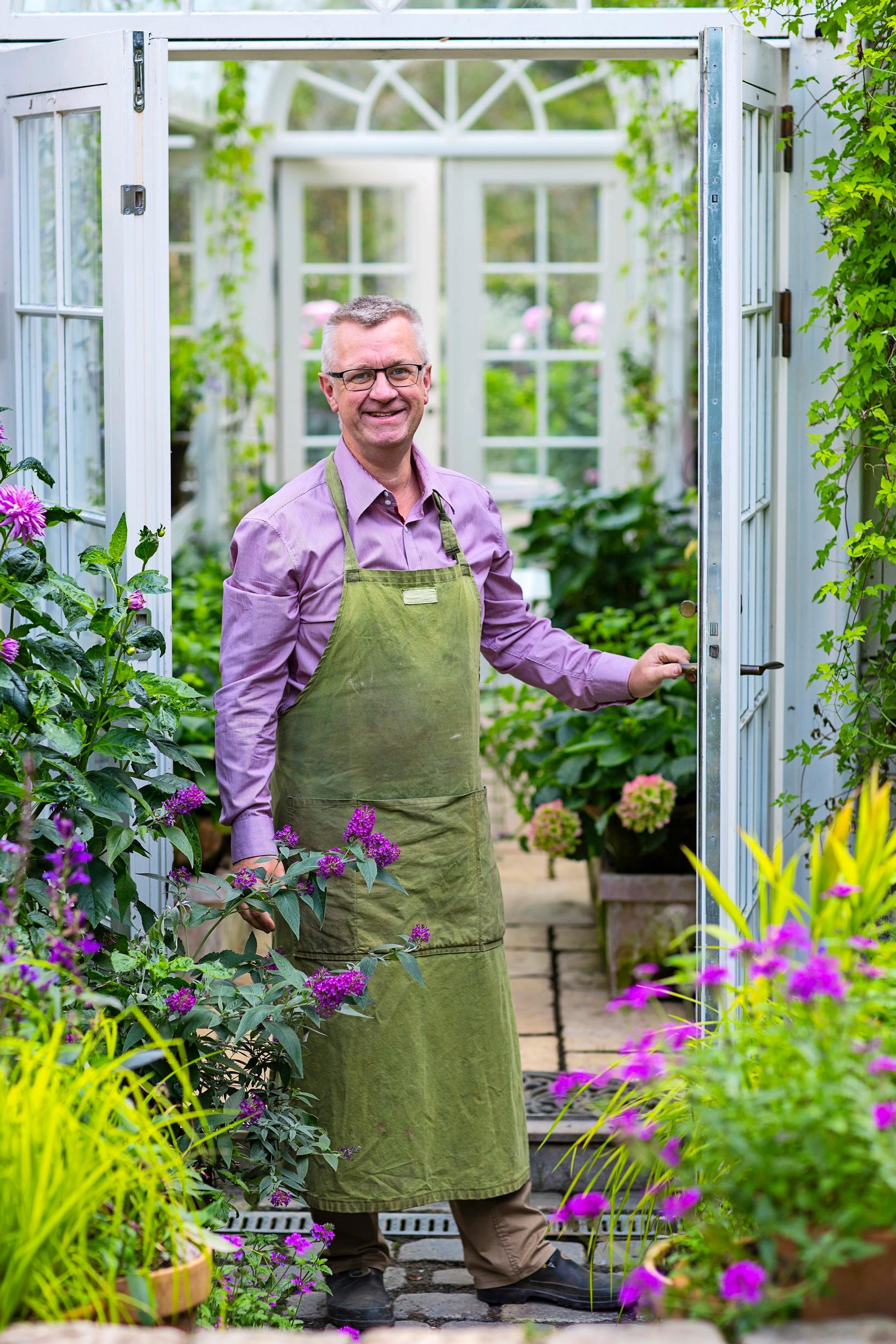 Claus Dalby puutarhassaan