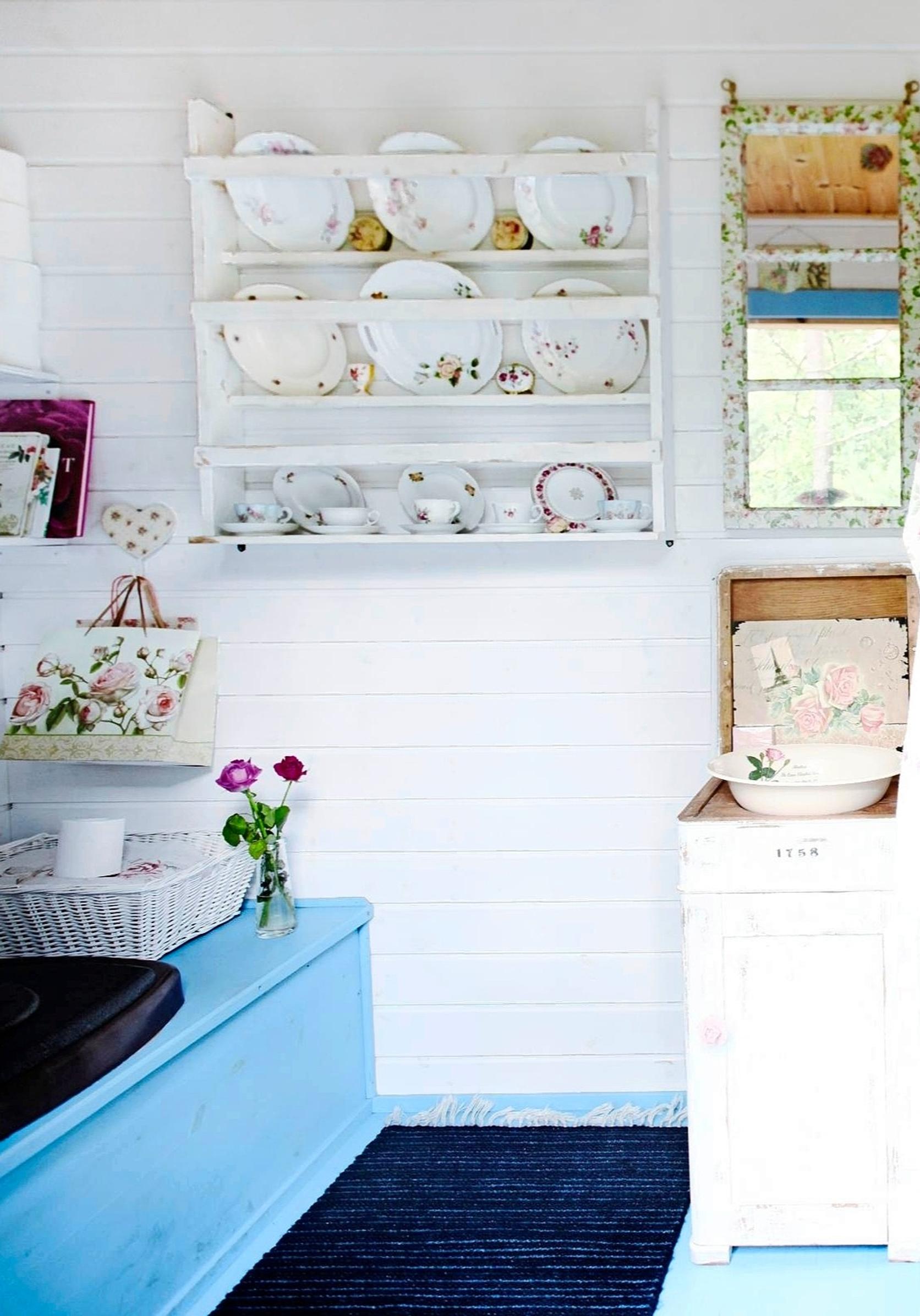 Astiahylly huussissa