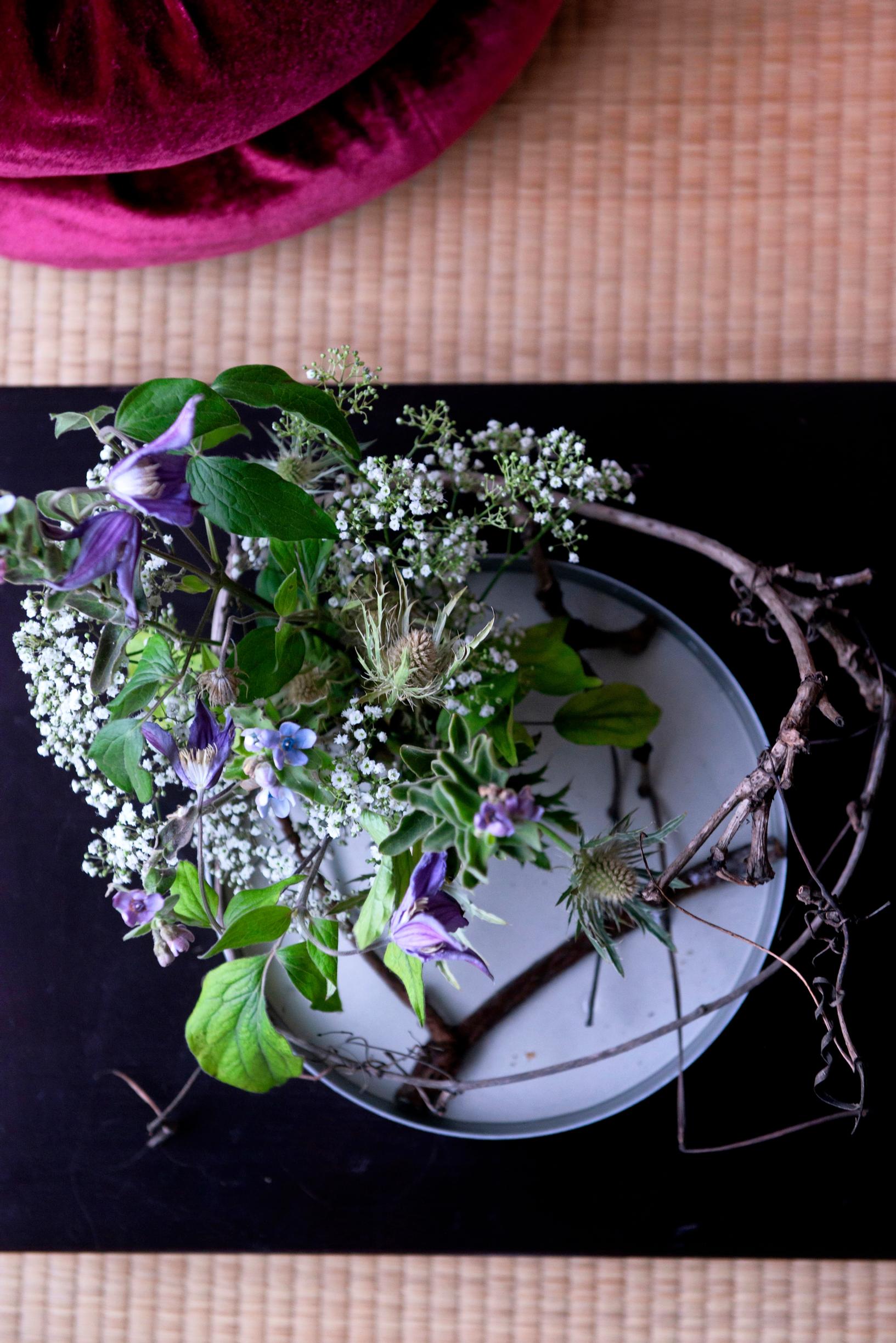 Ylhäältä päin katseltava ikebana-asetelma