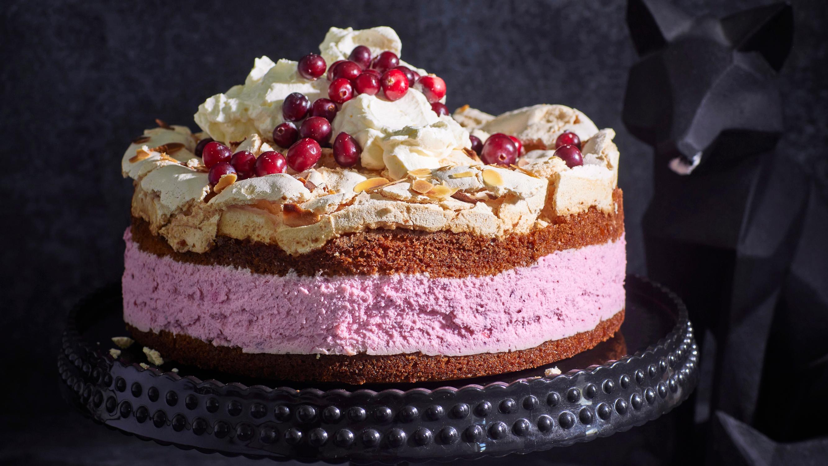 Täydellinen karpalobrita-juustokakku – sisällä samettinen täyte ja päällä rouskuvaa marenkia