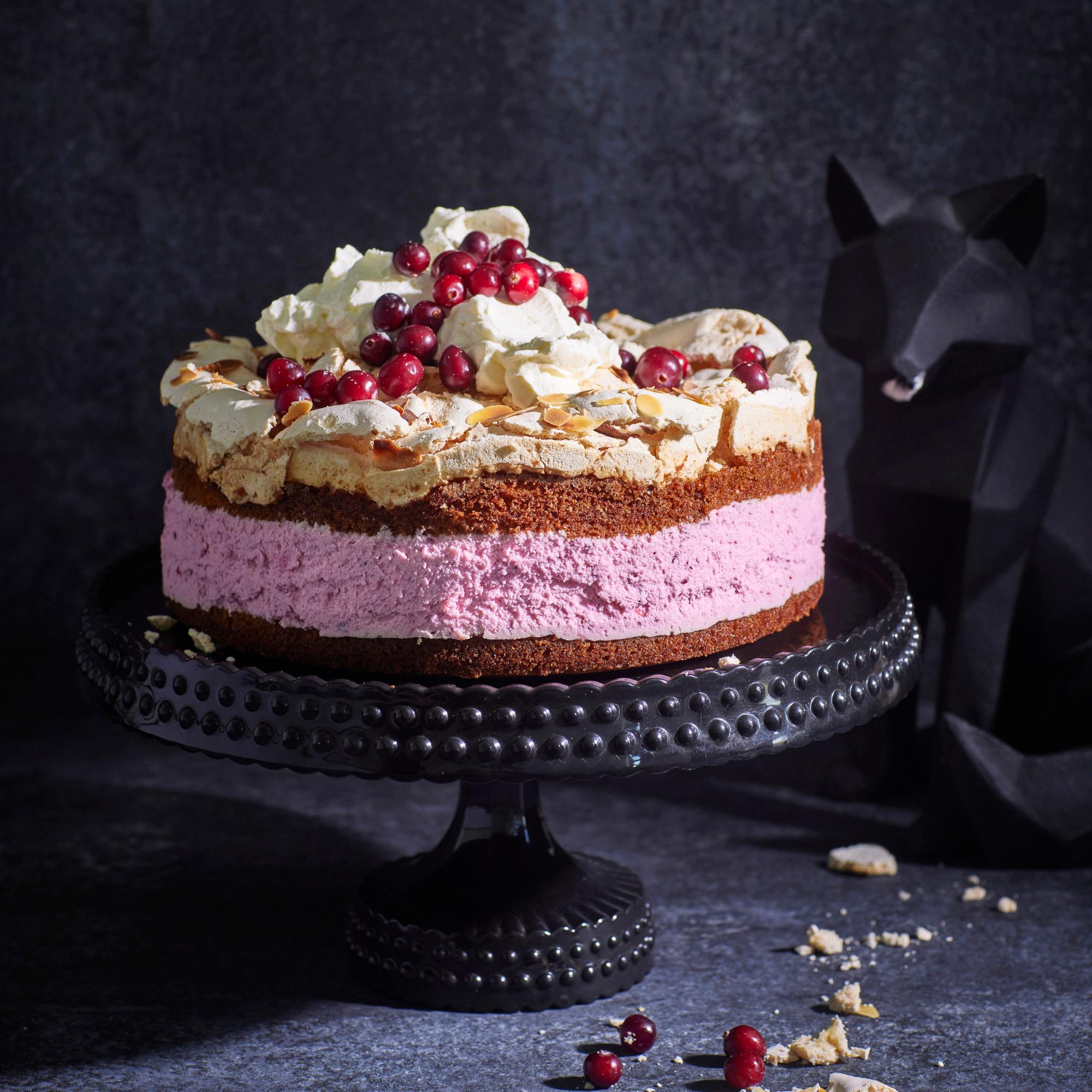 Täydellinen karpalobrita-juustokakku – sisällä samettinen täyte ja päällä rouskuvaa marenkia