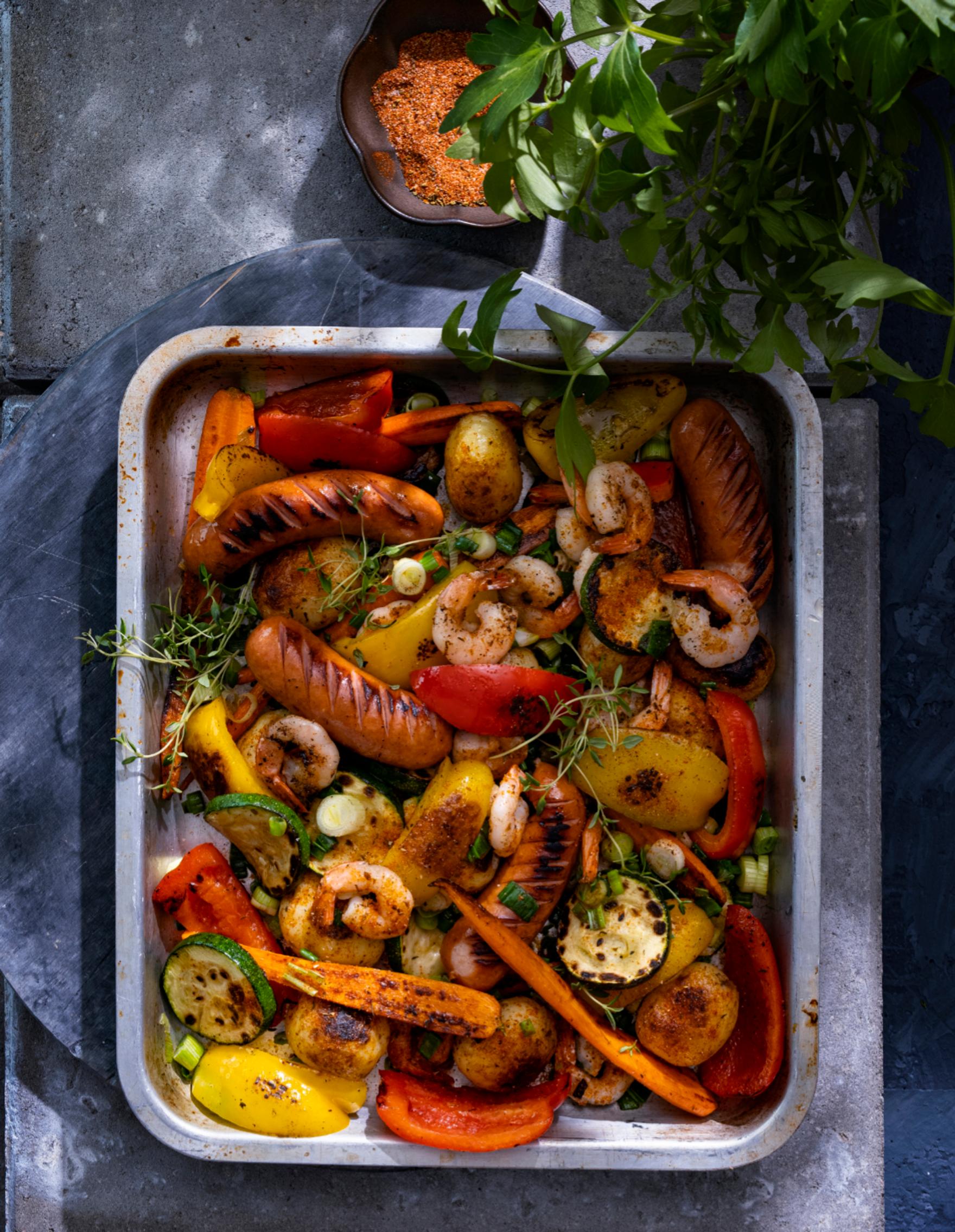 Cajunmaustettu makkara-kasvispannu