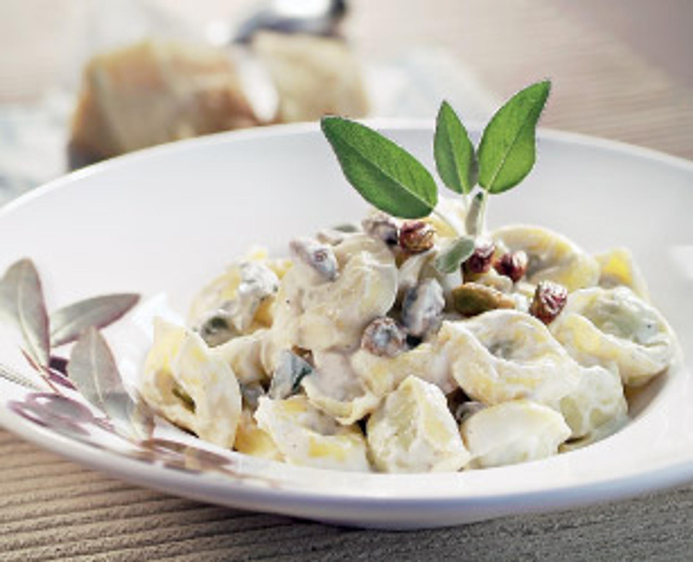 Ricotta-pinaattitortellinit ja pistaasikastike