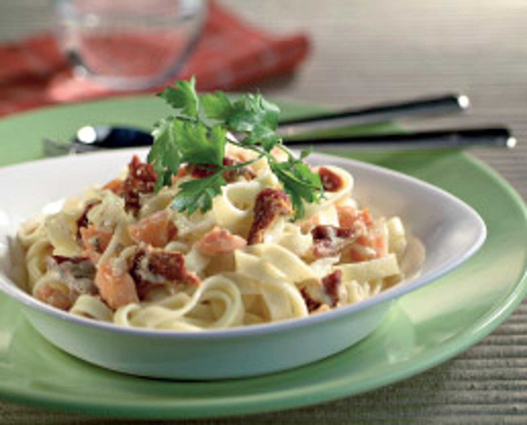 Tagliatellea ja kylmäsavulohikastike