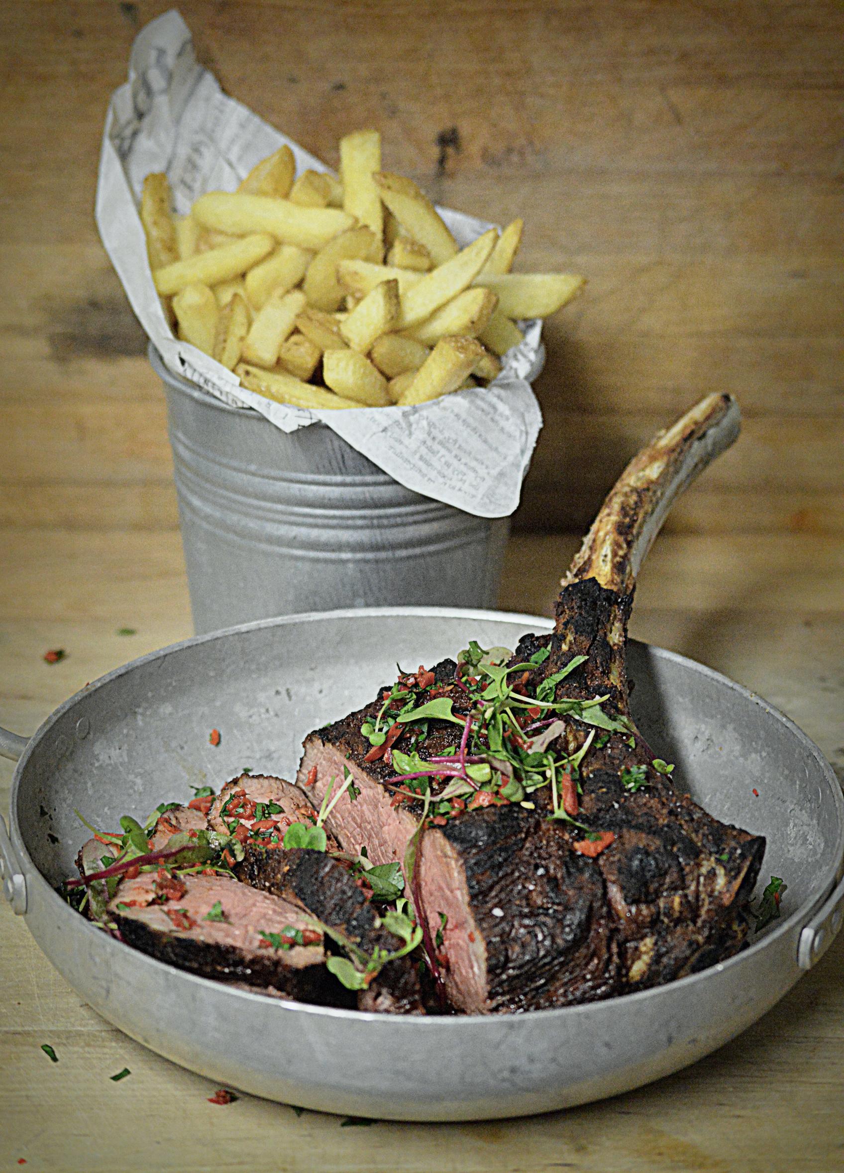 Grillattu naudan tomahawk steak & chimichurri