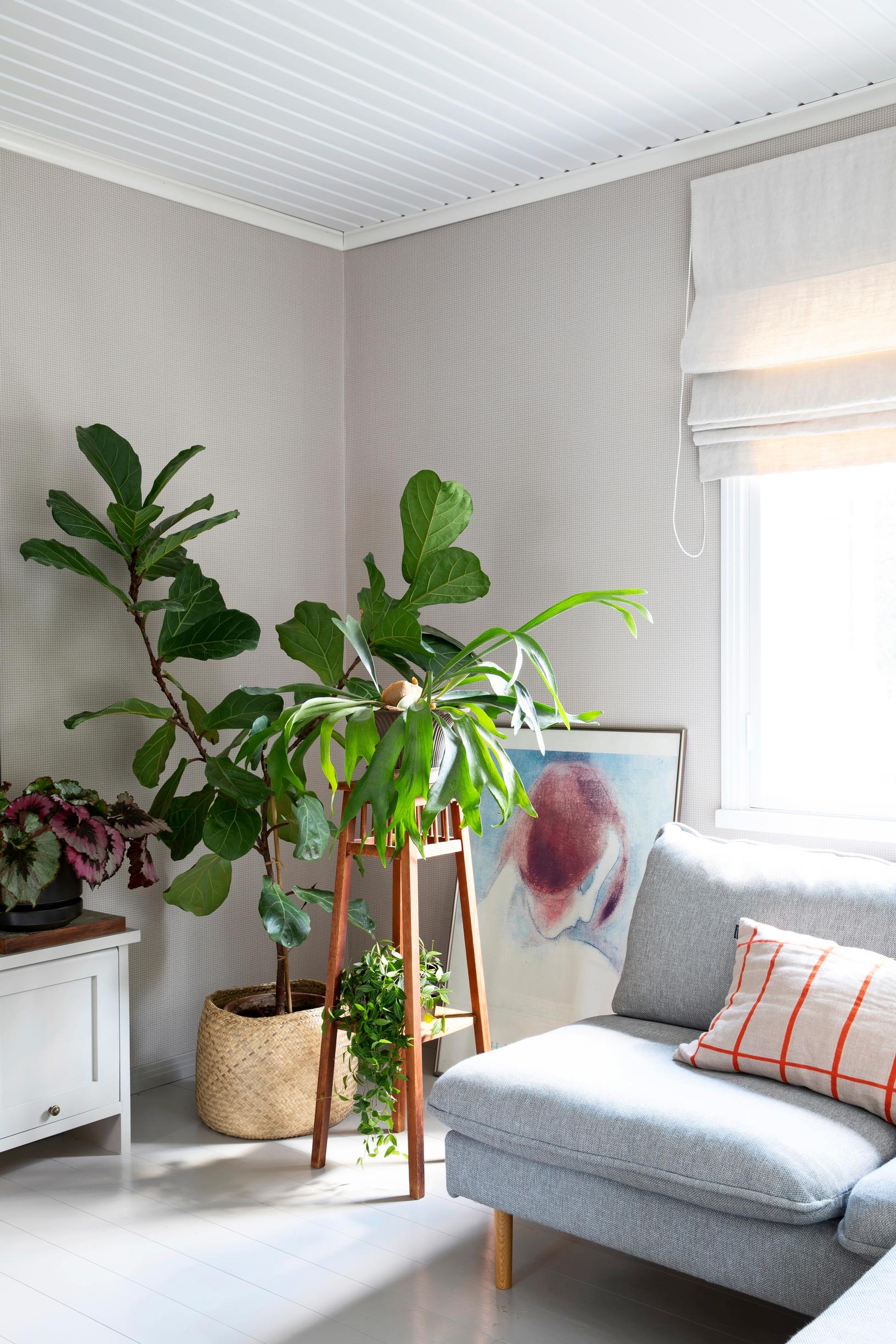 Sisustuksen sävyjen pohjana on maalaus, jossa on vaaleansinistä, valkoista ja murrettua punaista