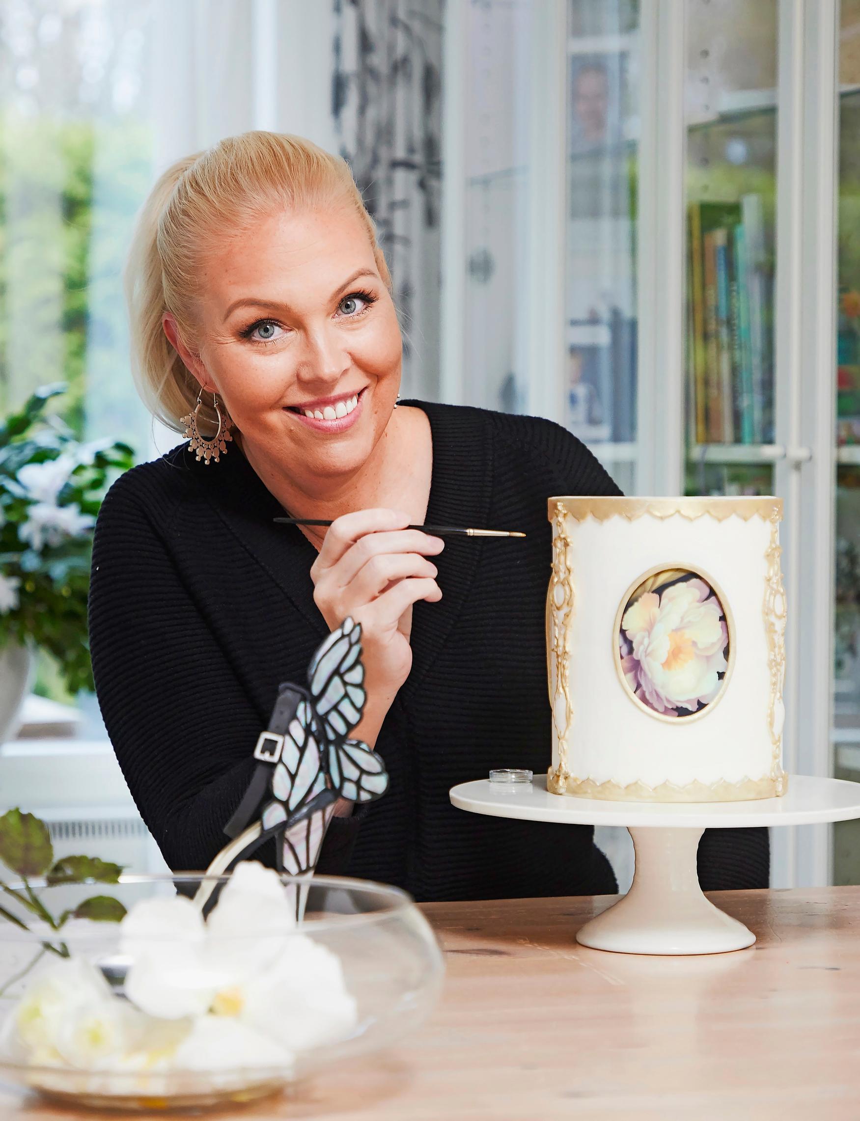 Liisa koristelemassa kakkua.