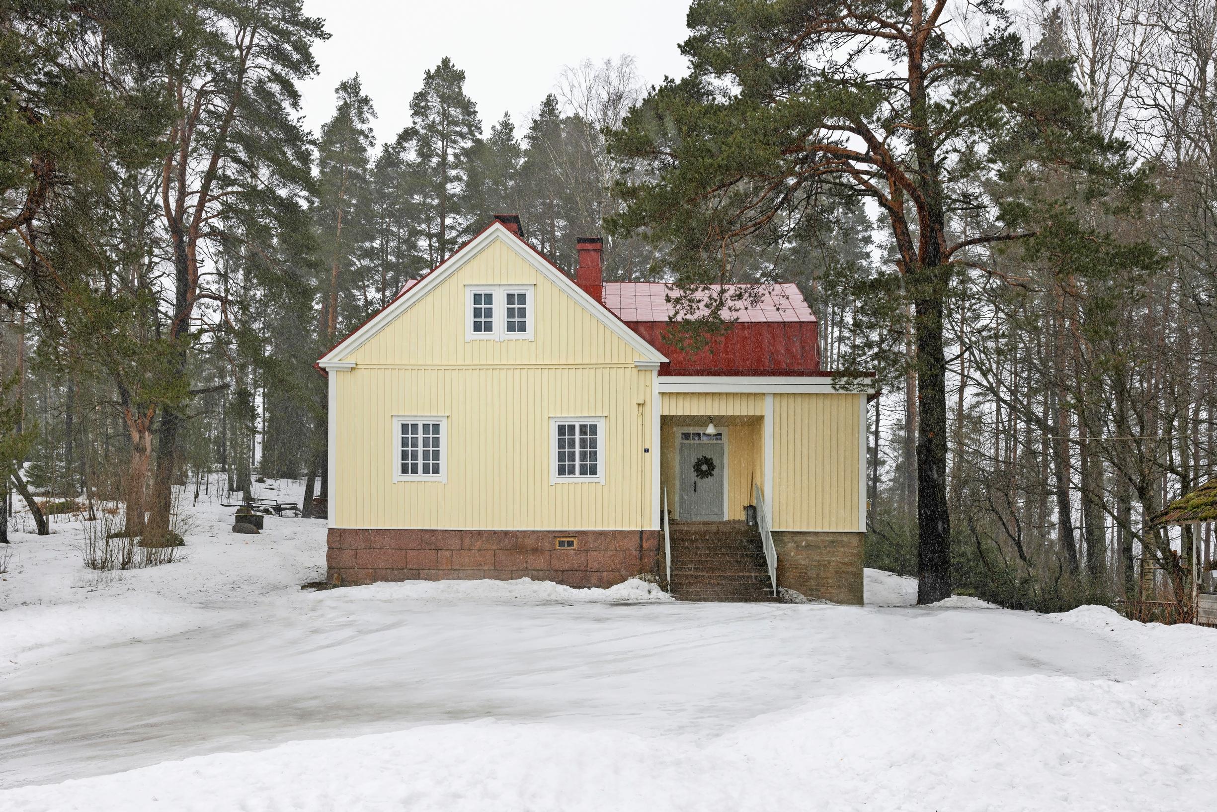 Vanha keltainen kyläkoulu Keimolassa