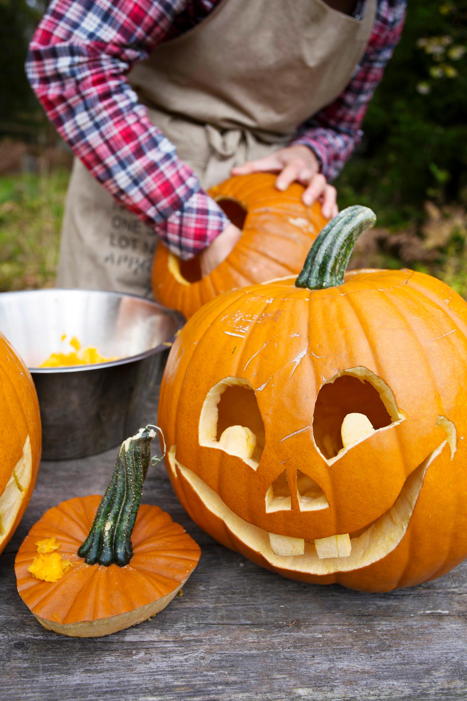Kaiverrettu halloween-kurpitsa
