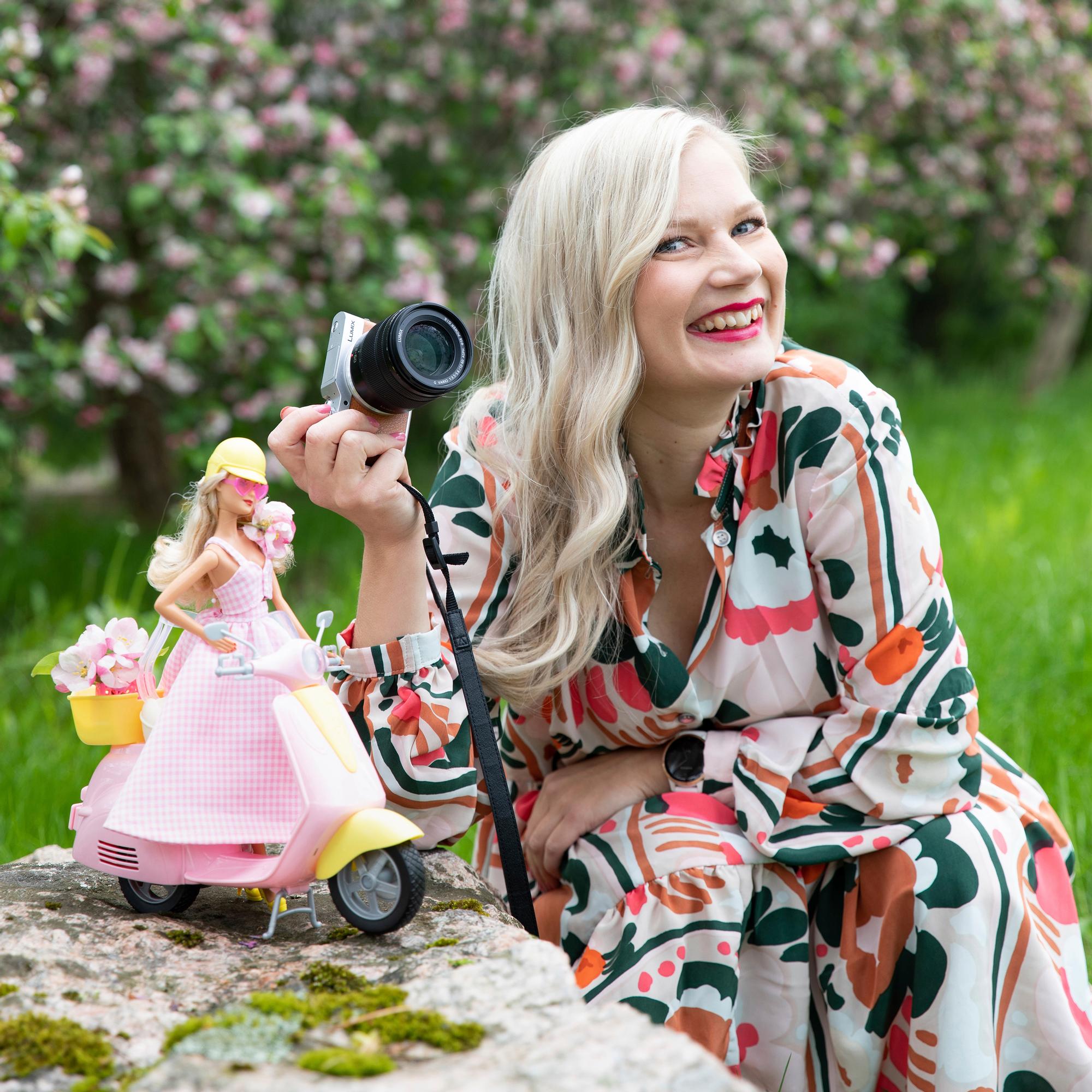 Erika rentoutuu ompelemalla Barbie-nukeille asuja ja kuvaamalla niitä asetelmissa – ”On ihana päästä hetkeksi pois lapsiperhearjen hälinästä”