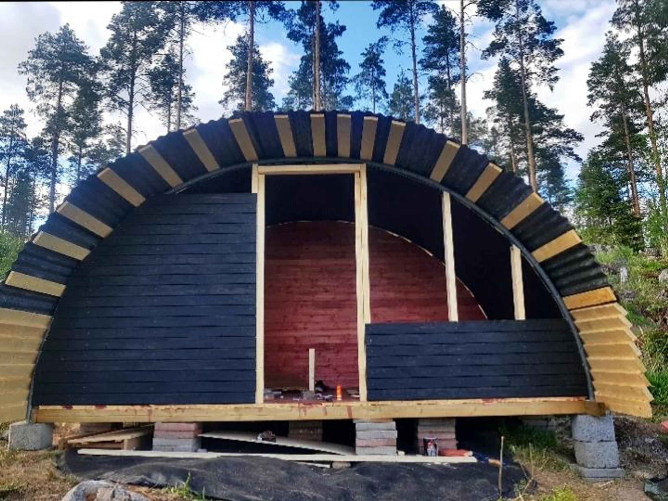 Vanhasta trampoliinista tehty pihasauna rakennusvaiheessa.