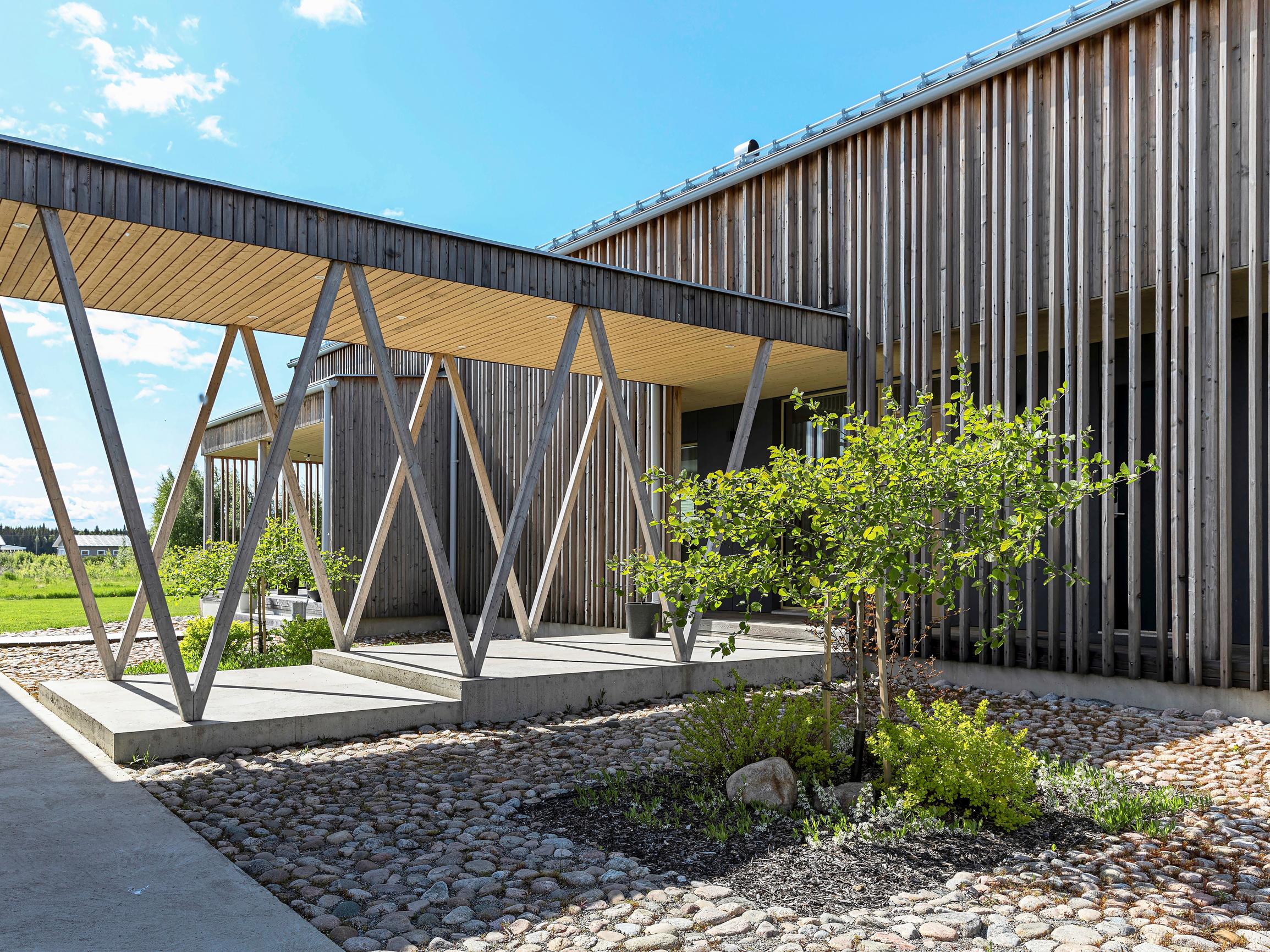 Kaunotar peltojen keskellä! Lapsiperheen moderni talo säväyttää lehtikuusiverhoilullaan ja pyöreillä rimaseinillään