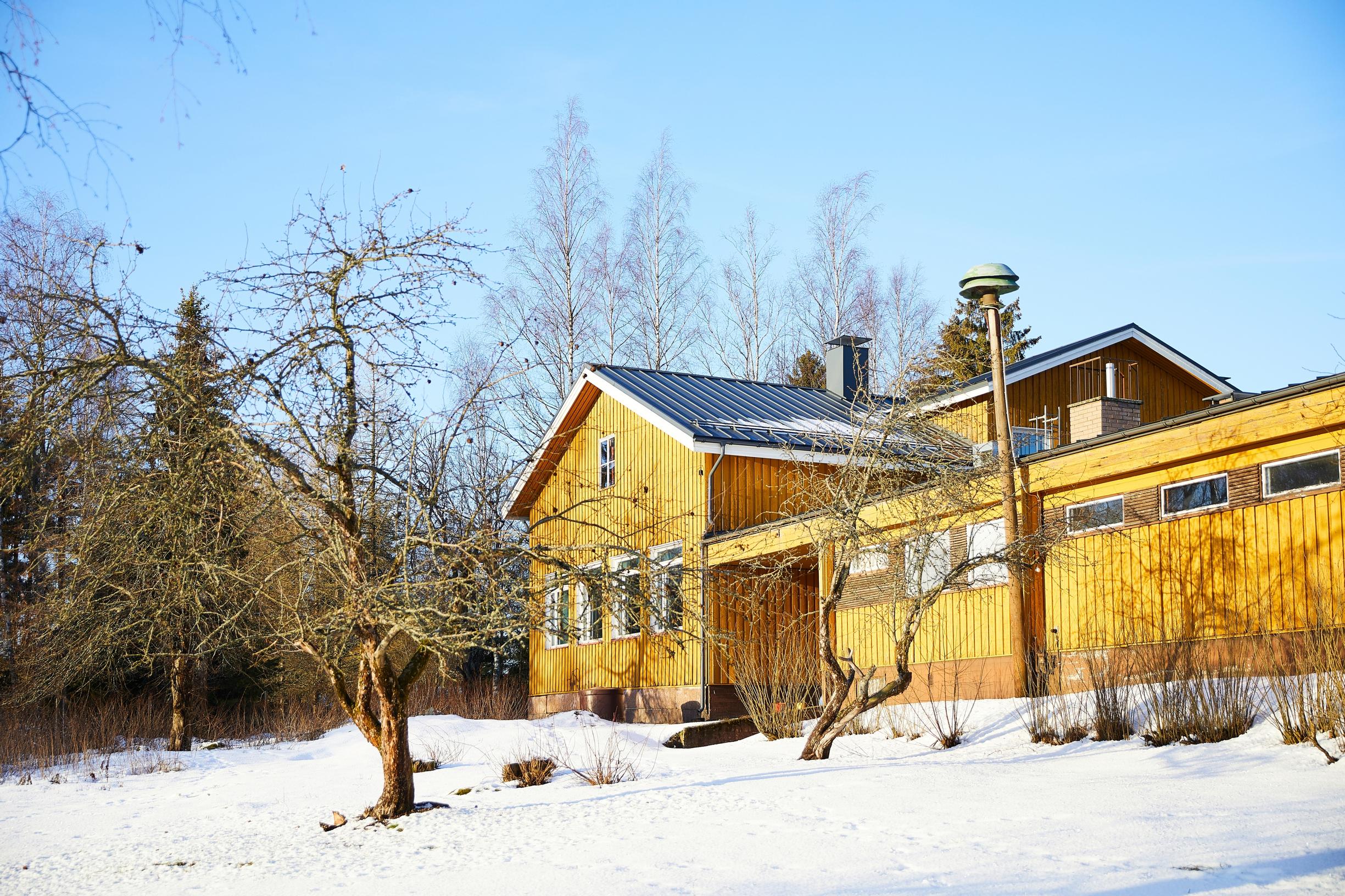 Keltainen koulu talvimaisemassa