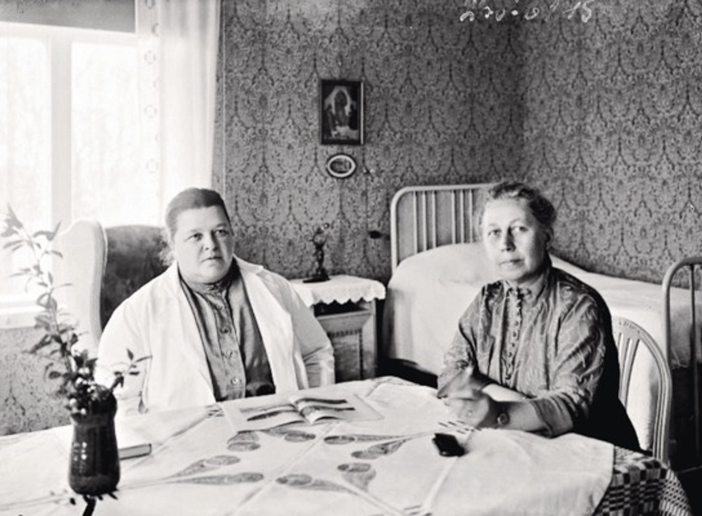 Hanna Parviainen ja Wivi Lönn Sulkulan tilalla